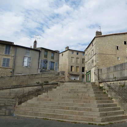 Escaliers menant à des habitations proche de l’abbatiale de Saint Maixent l’Ecole
