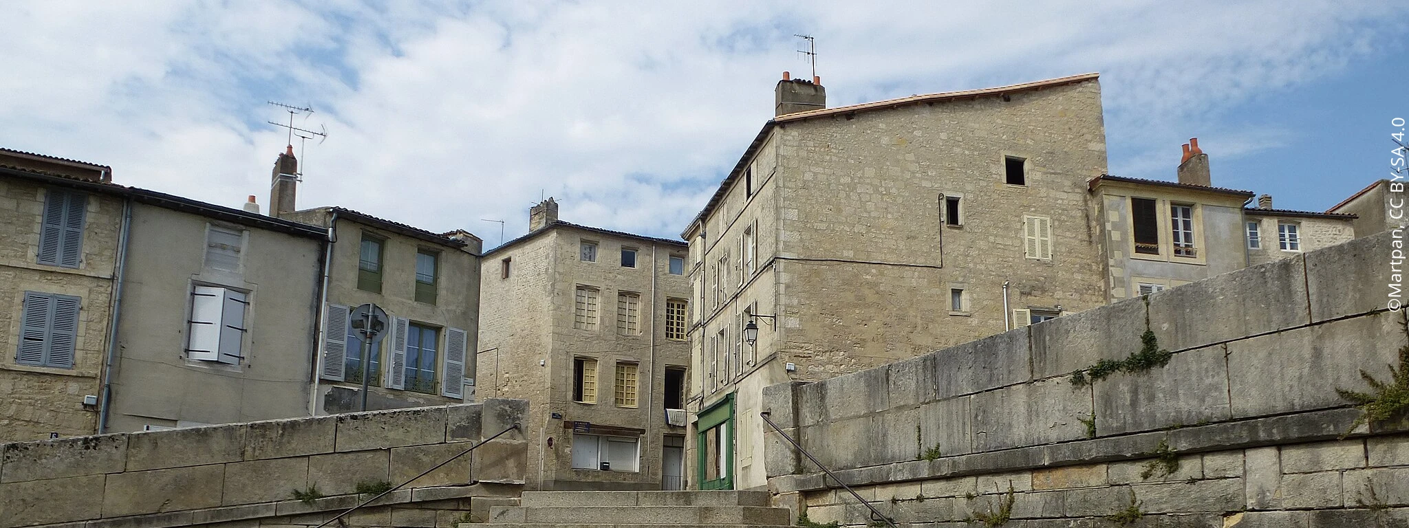 Escaliers menant à des habitations proche de l’abbatiale de Saint Maixent l’Ecole