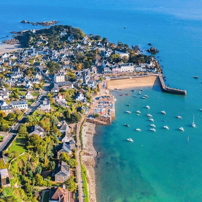 Vue aérienne de Carantec et sa plage de sable fin avec le départ de bateaux