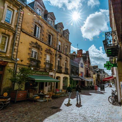 Rue commerçante dans le centre-ville de Redon. Crédits photo : ADT35 Gerard-Ganglion