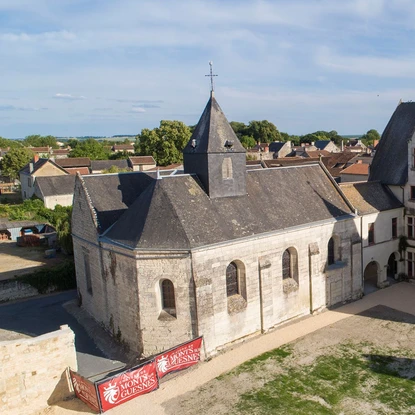 Vue panoramique du Château de Monts sur Guesnes du Royaume de France au Moyen Age