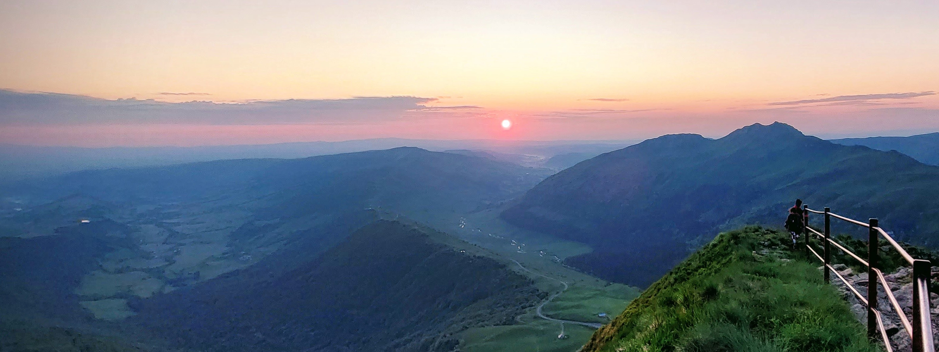Lever de soleil magique au sommet du Puy Mary, cœur des Volcans d’Auvergne. Panorama grandiose sur les monts du Cantal, parfait pour une randonnée matinale inoubliable entre ciel, terre… et silence.