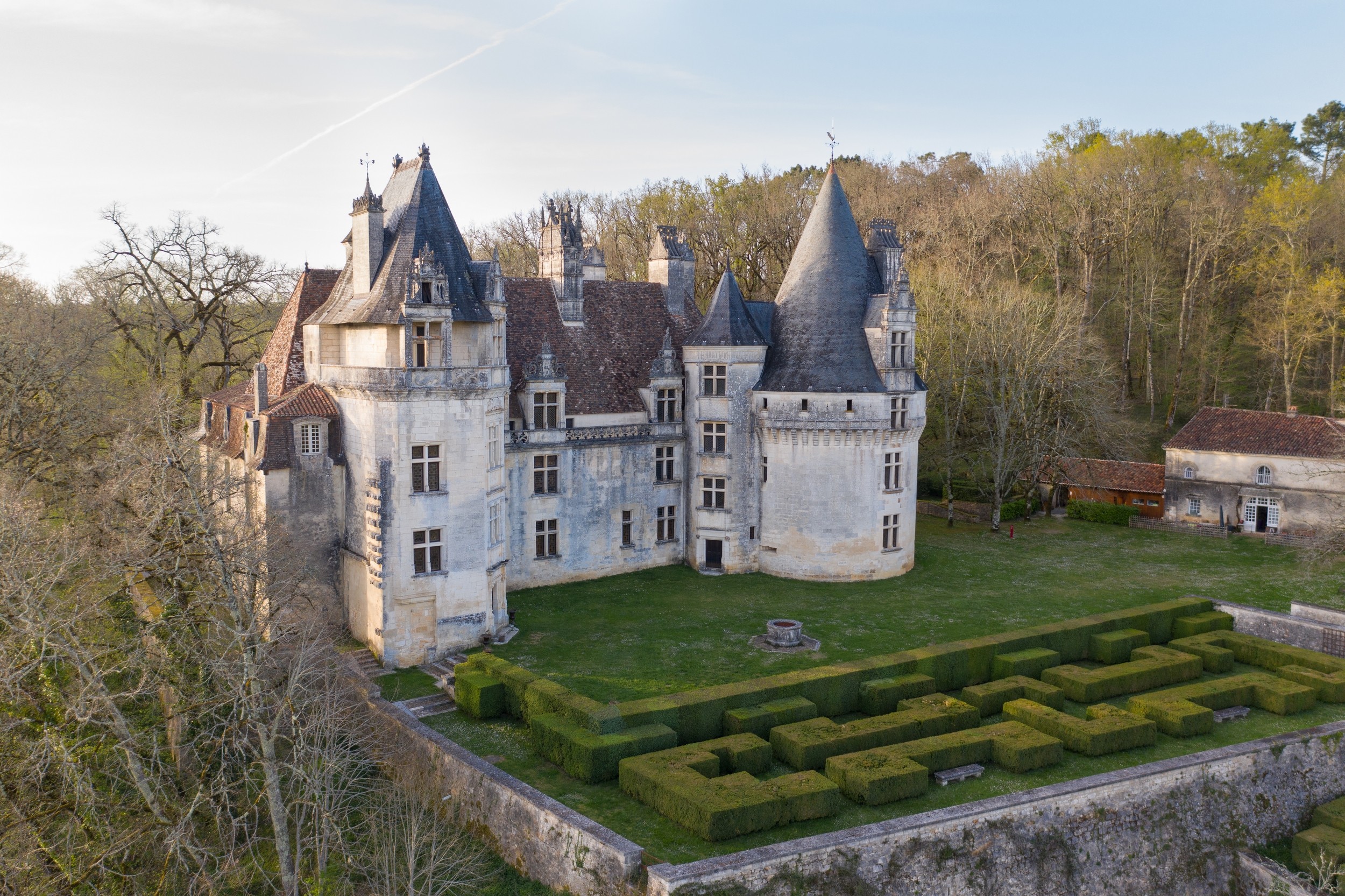 Château imposant entouré d'un vaste jardin.