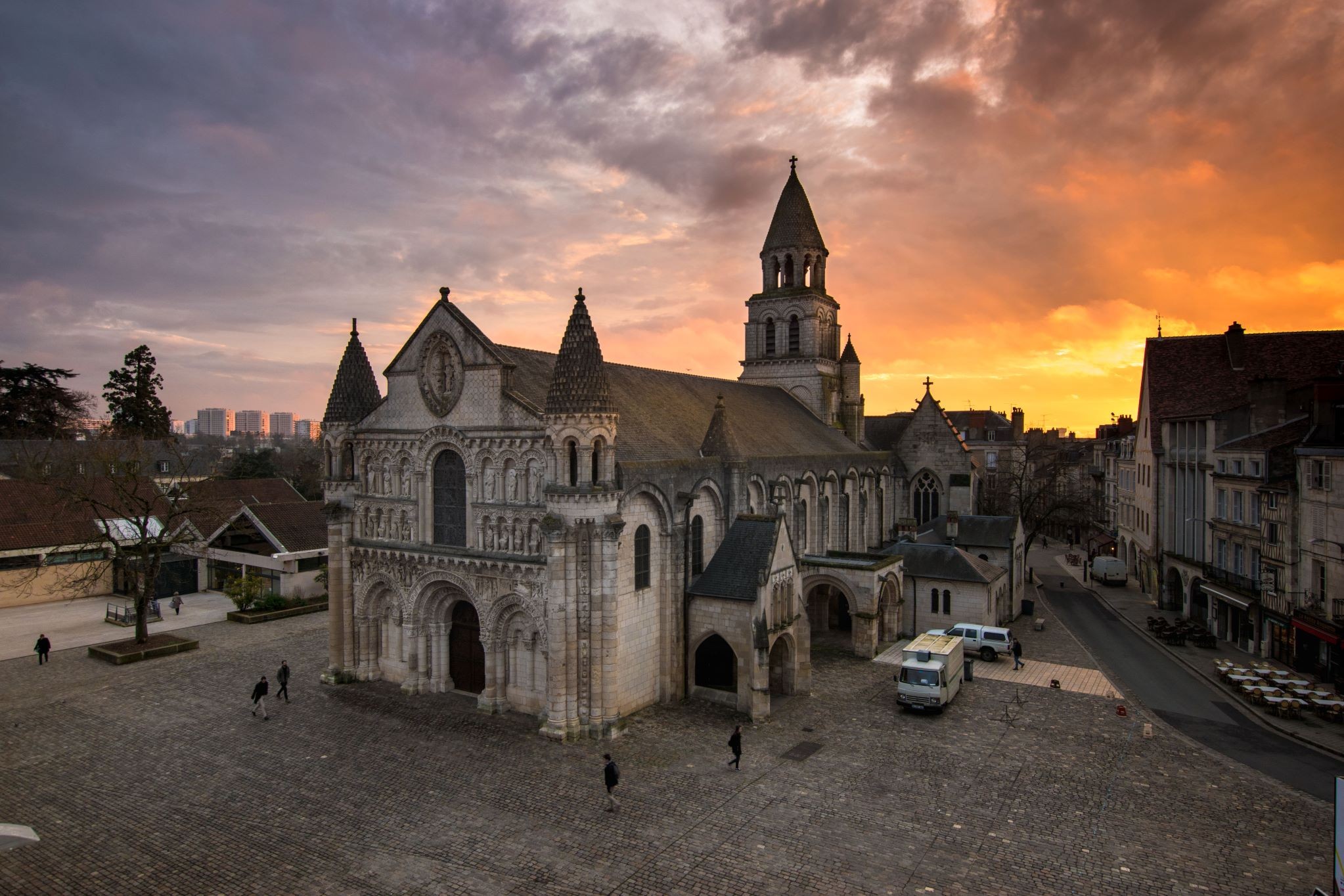 Eglise Notre Dame la Grande avec un ciel rose orangé