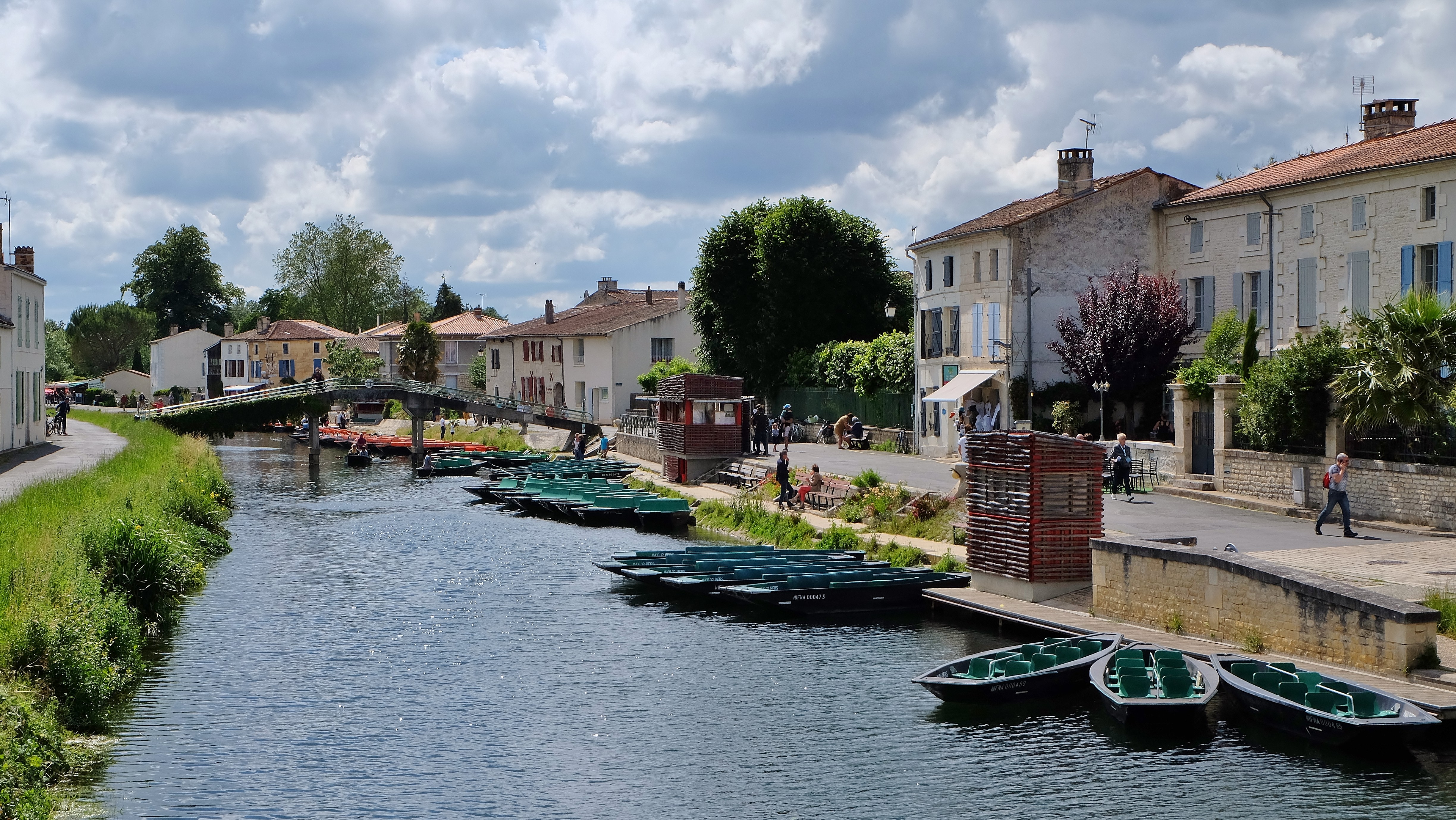 Plusieurs barques amarrées sur la Venise Verte à l’embarcadère de Coulon