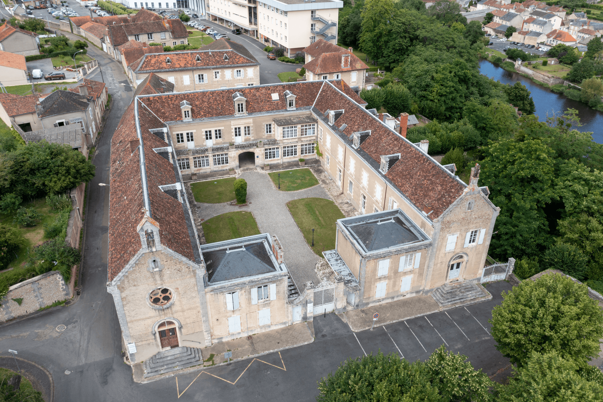 Vue d'en haut du cloître de Montmorillon