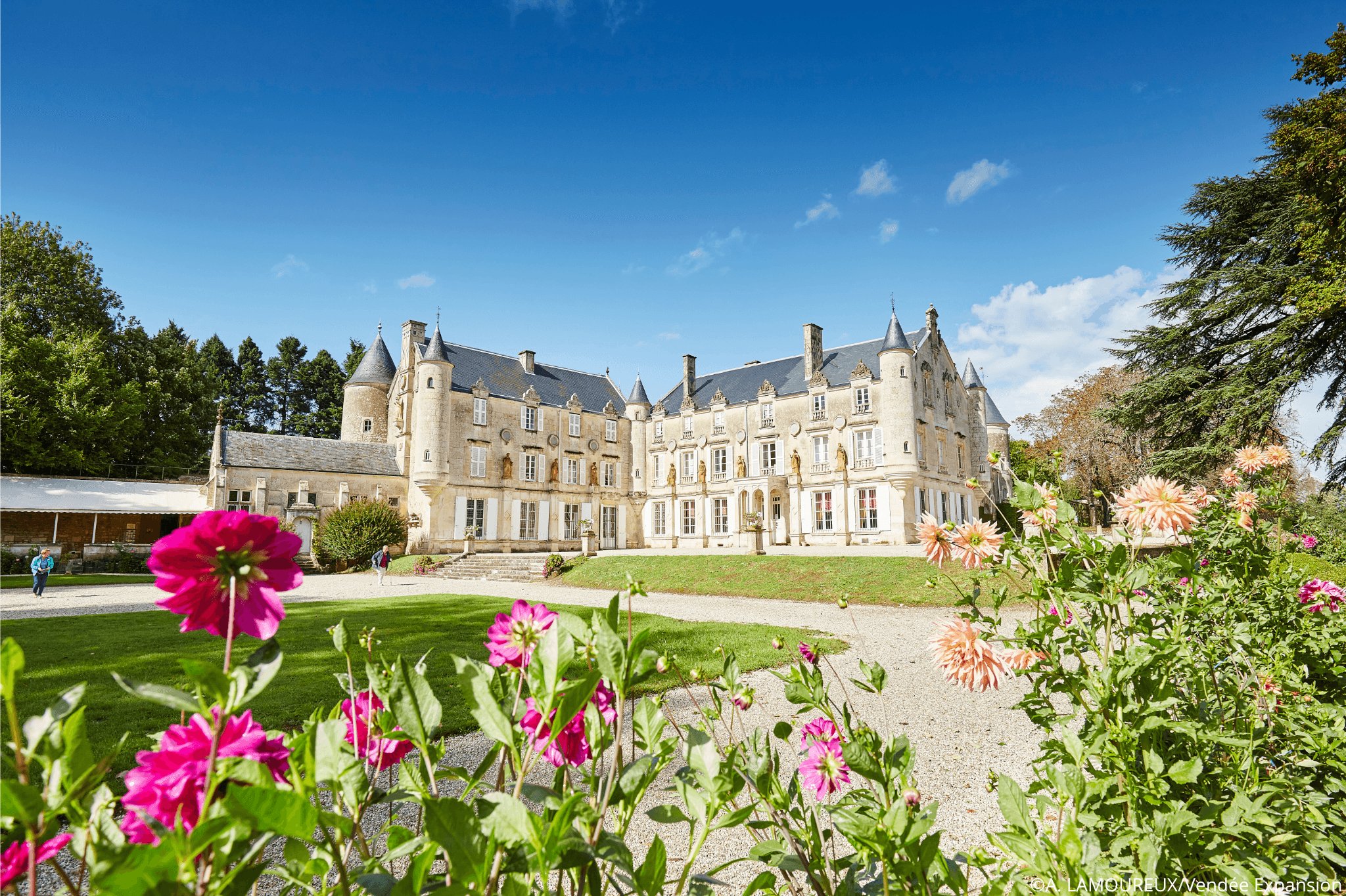Château de Terre Neuve avec jardin à la Française devant et fleurs en premier plan