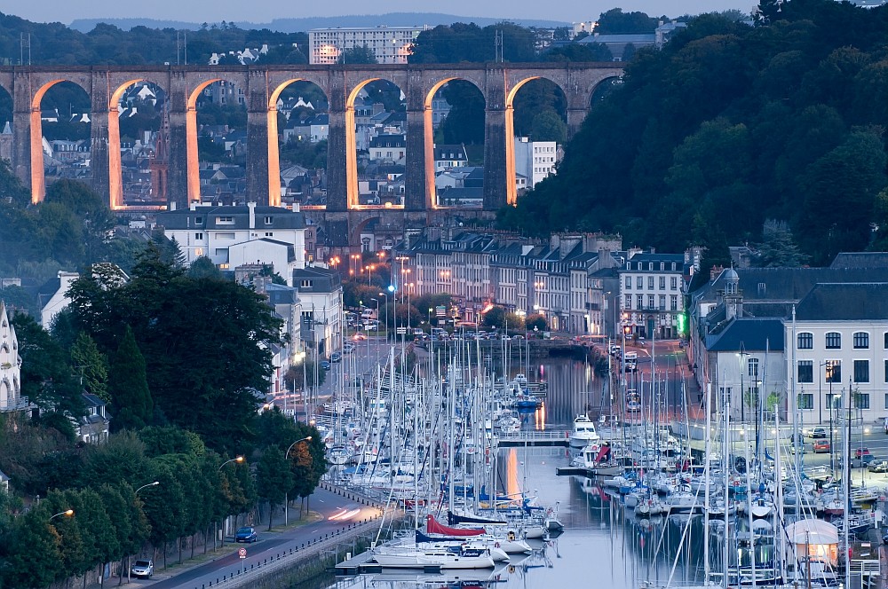 Pont de Morlaix surplombant le port et les bateaux à la nuit tombée