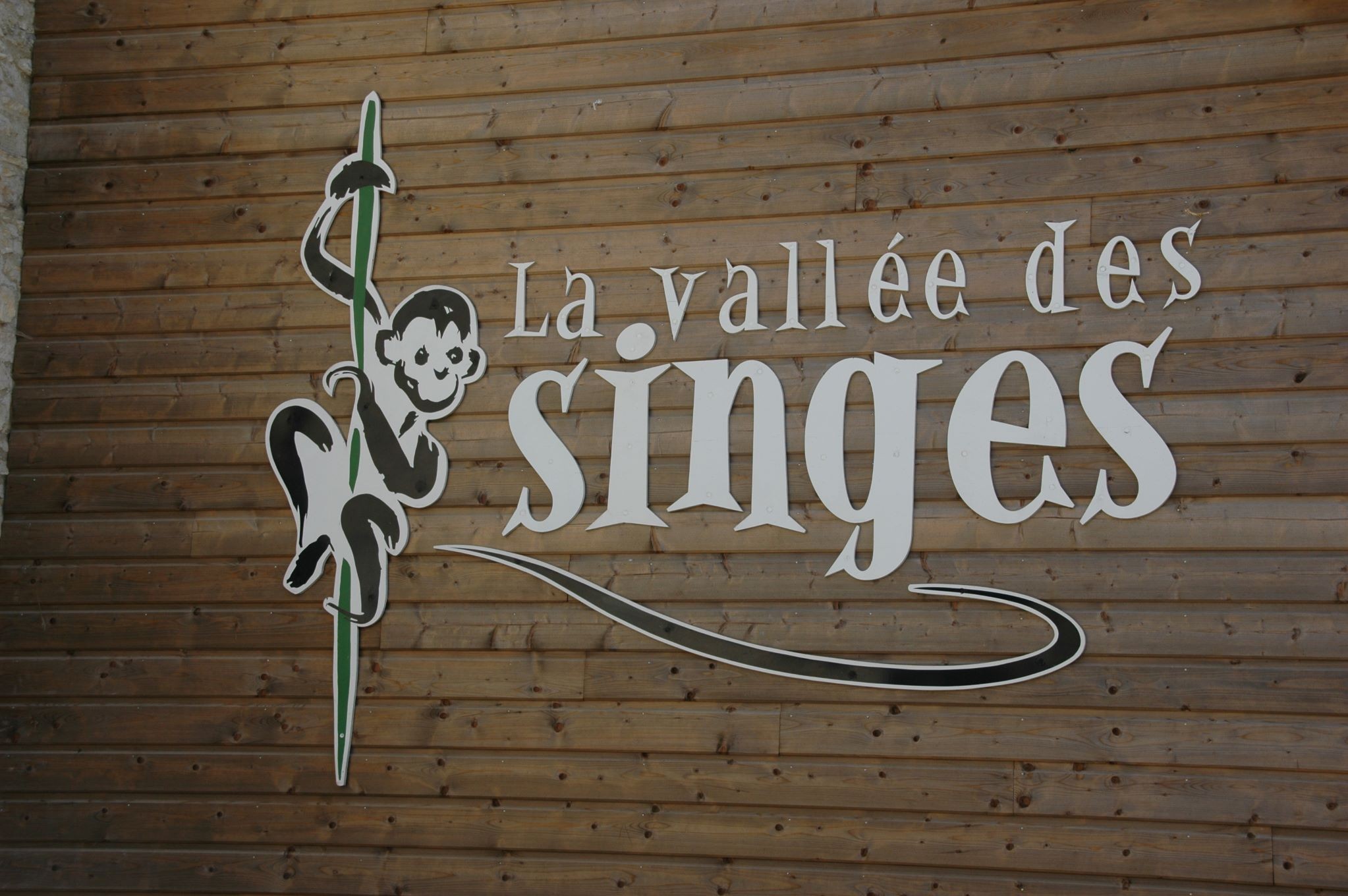 Panneau La Vallée des singes qui annonce le parc