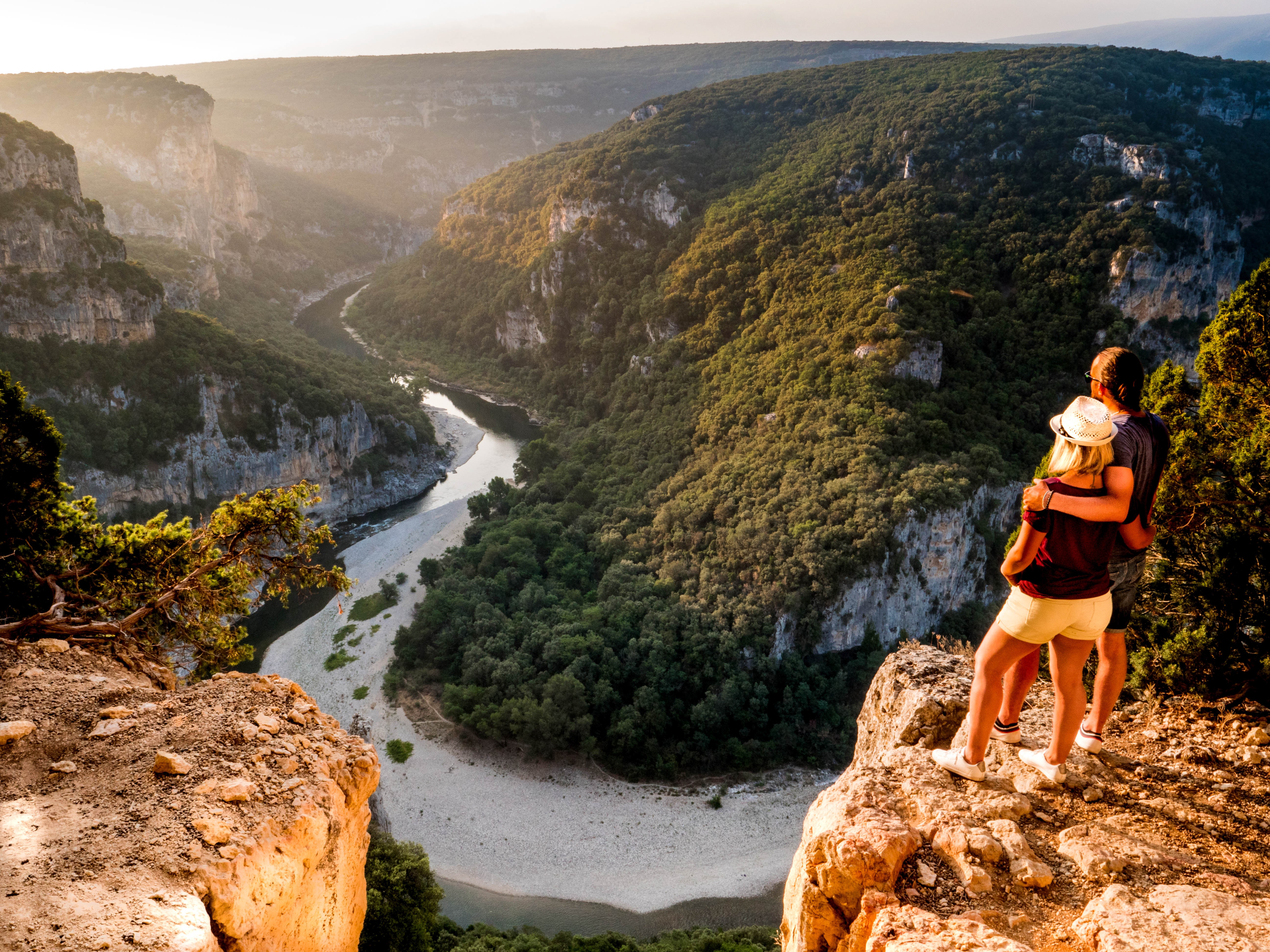 Couple en balade profitant du coucher du soleil avec une vue sublime sur les gorges de l’Ardèche