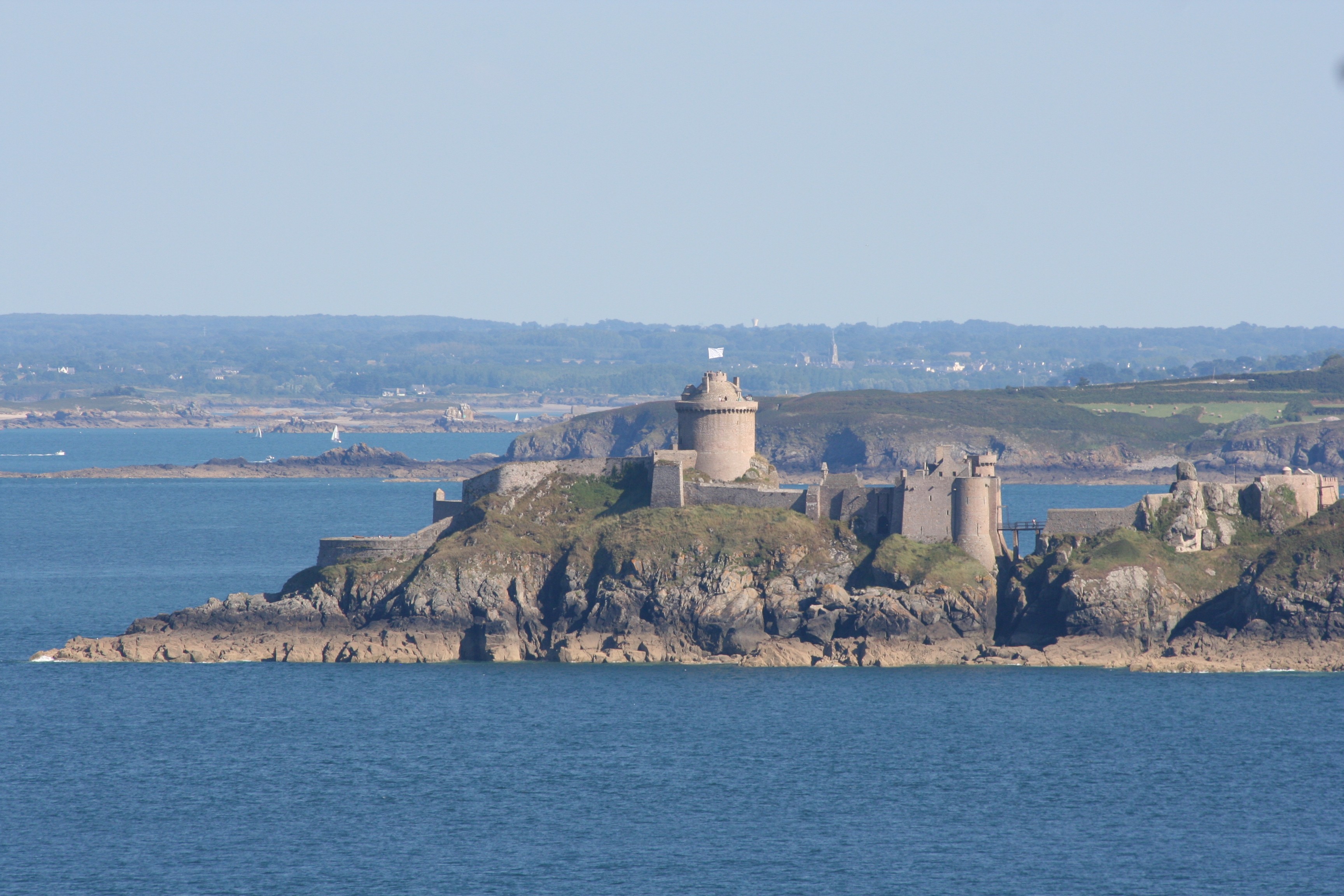 Fort Lalatte sur la commune de Plévenon avec ciel et mer bleu, vue de la côte