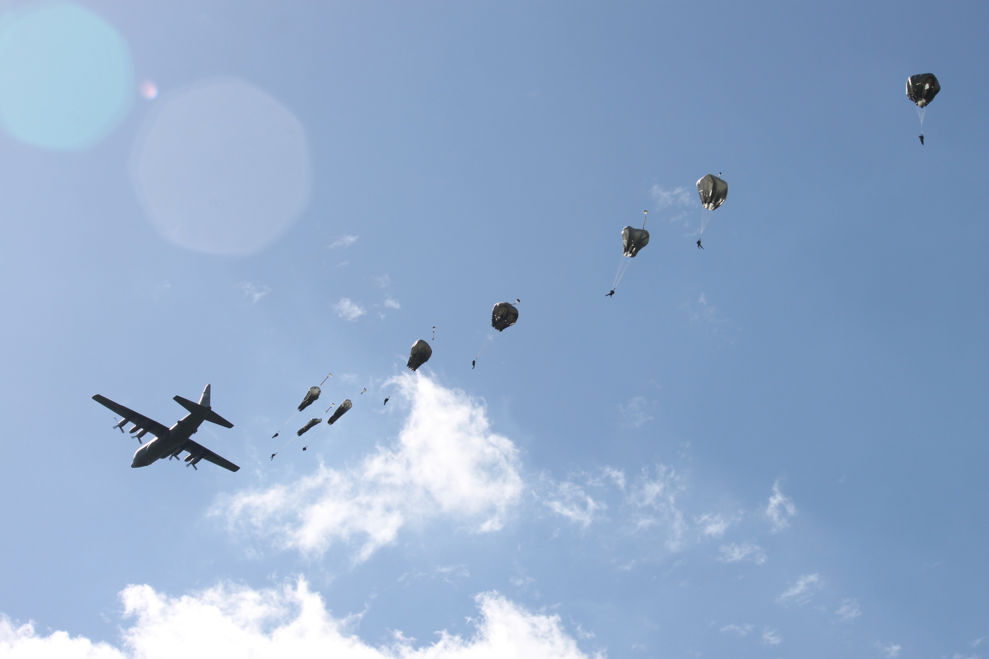 Avion seconde guerre mondiale larguant des parachutiste au dessus des marais du Coentin