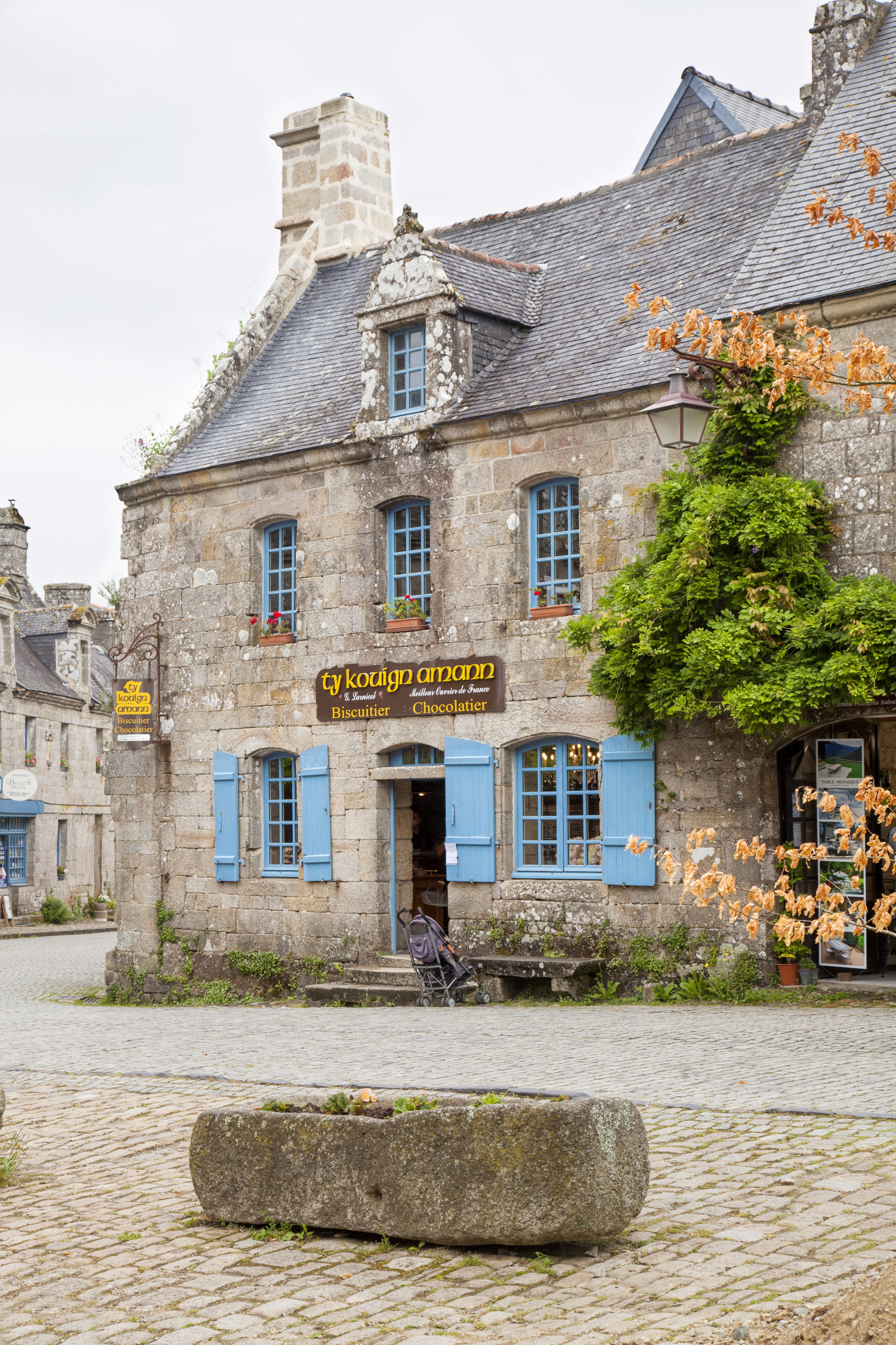 Maison en pierre avec volet bleue dans cité de Locronan