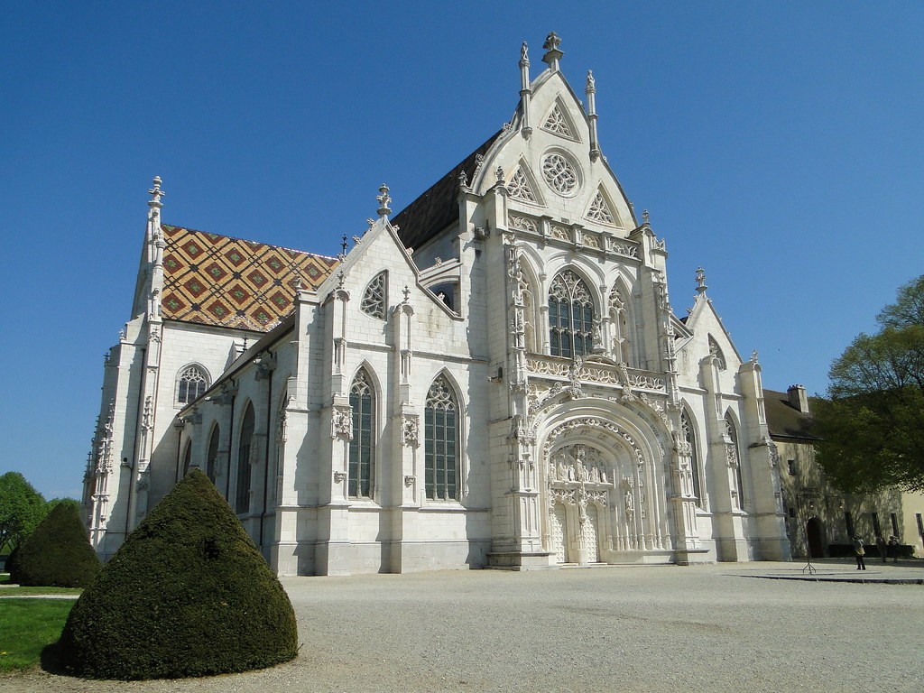 Façade occidentale de l’extérieur du Monastère Royal de Brou, grand ciel bleu d’été