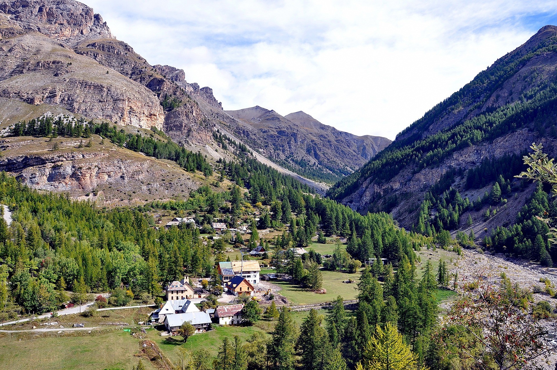 Paysage de montagne dans la haute vallée de l’Ubaye, vue aérienne d’un hameau entouré par les sommets montagneux et la forêt
