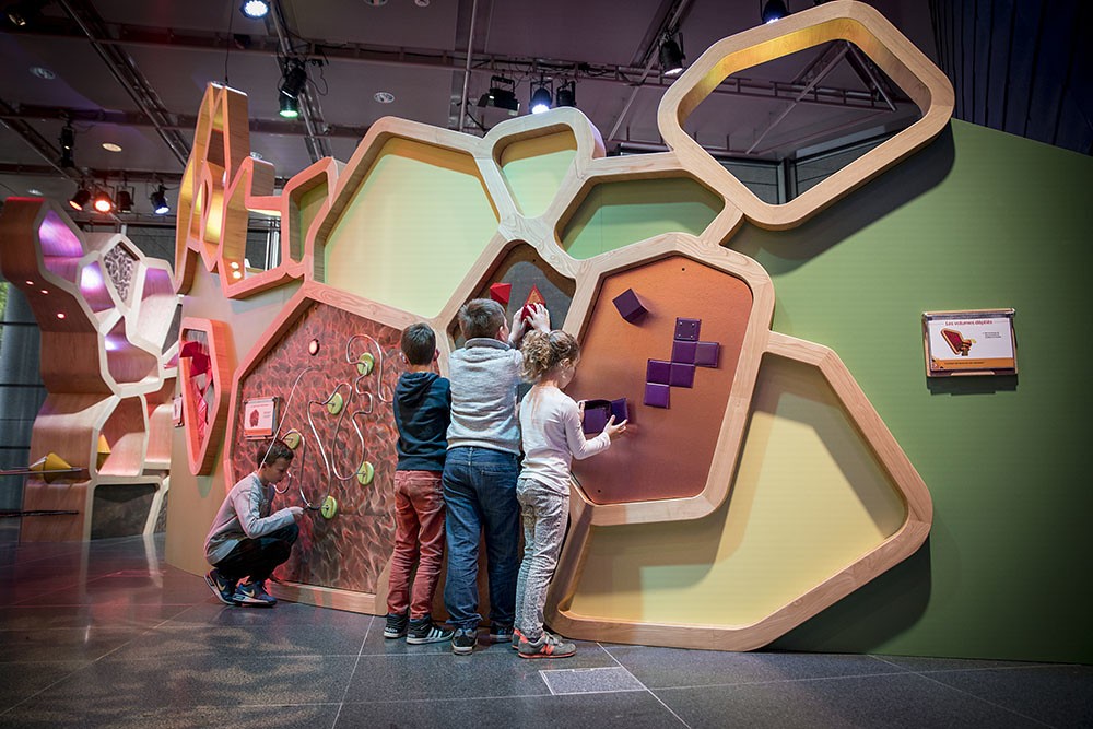 Enfants participant à une activité éducative interactive à l'Espace des Sciences de Rennes
