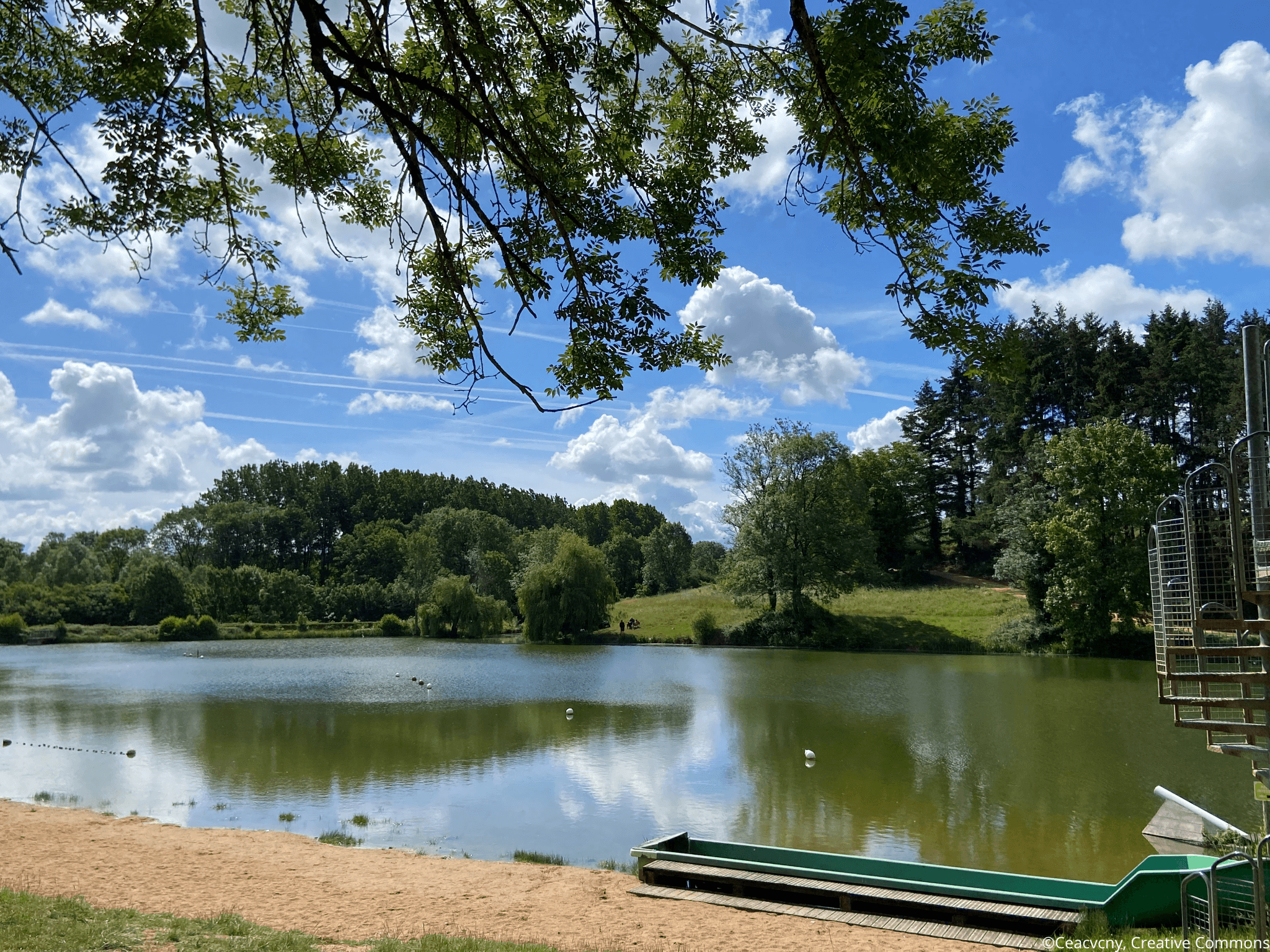 Plan d’eau des Cherveux avec une arrivée de toboggan et un bout de plage