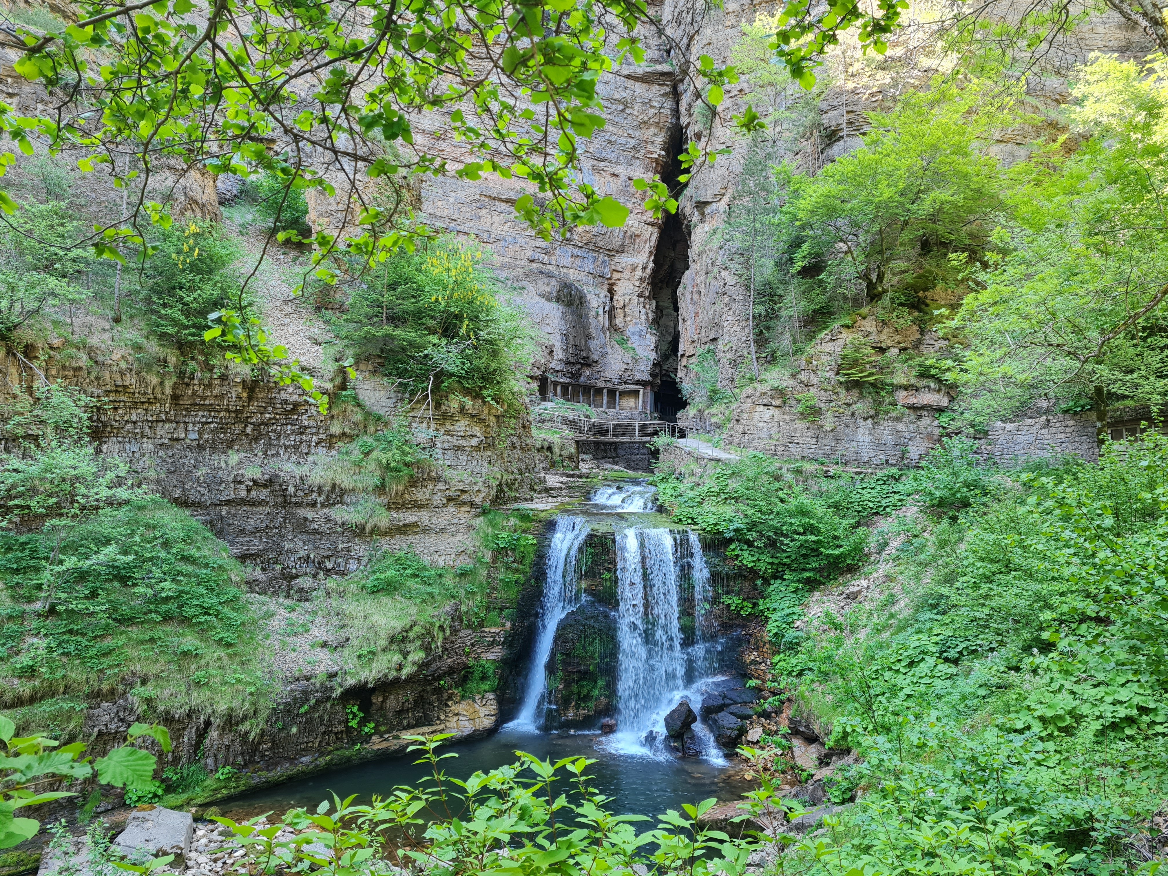 La source et la rivière de l’Abîme de Bramabiau en Cévennes dans le Gard, l’eau jaillit d’une faille