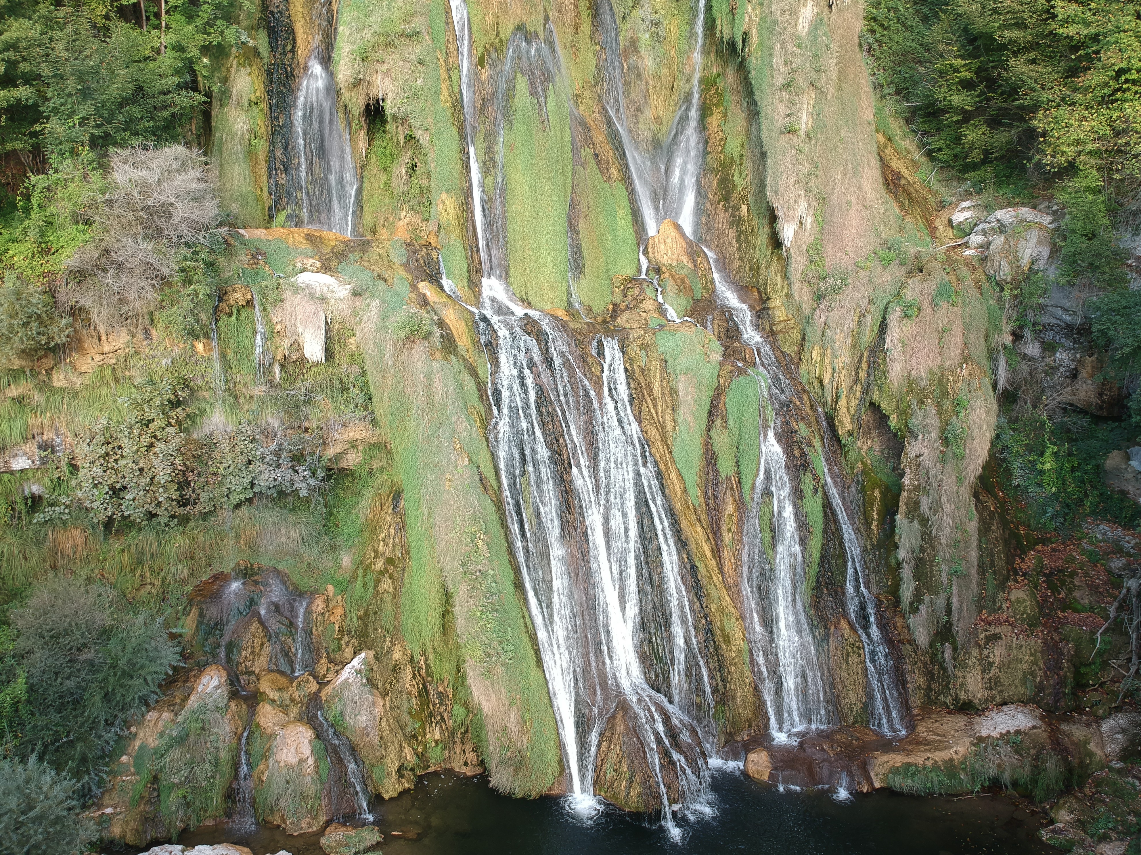 Vue d’un drone sur la Cascade de Glandieu situé dans l’Ain avec une nature verdoyante. 