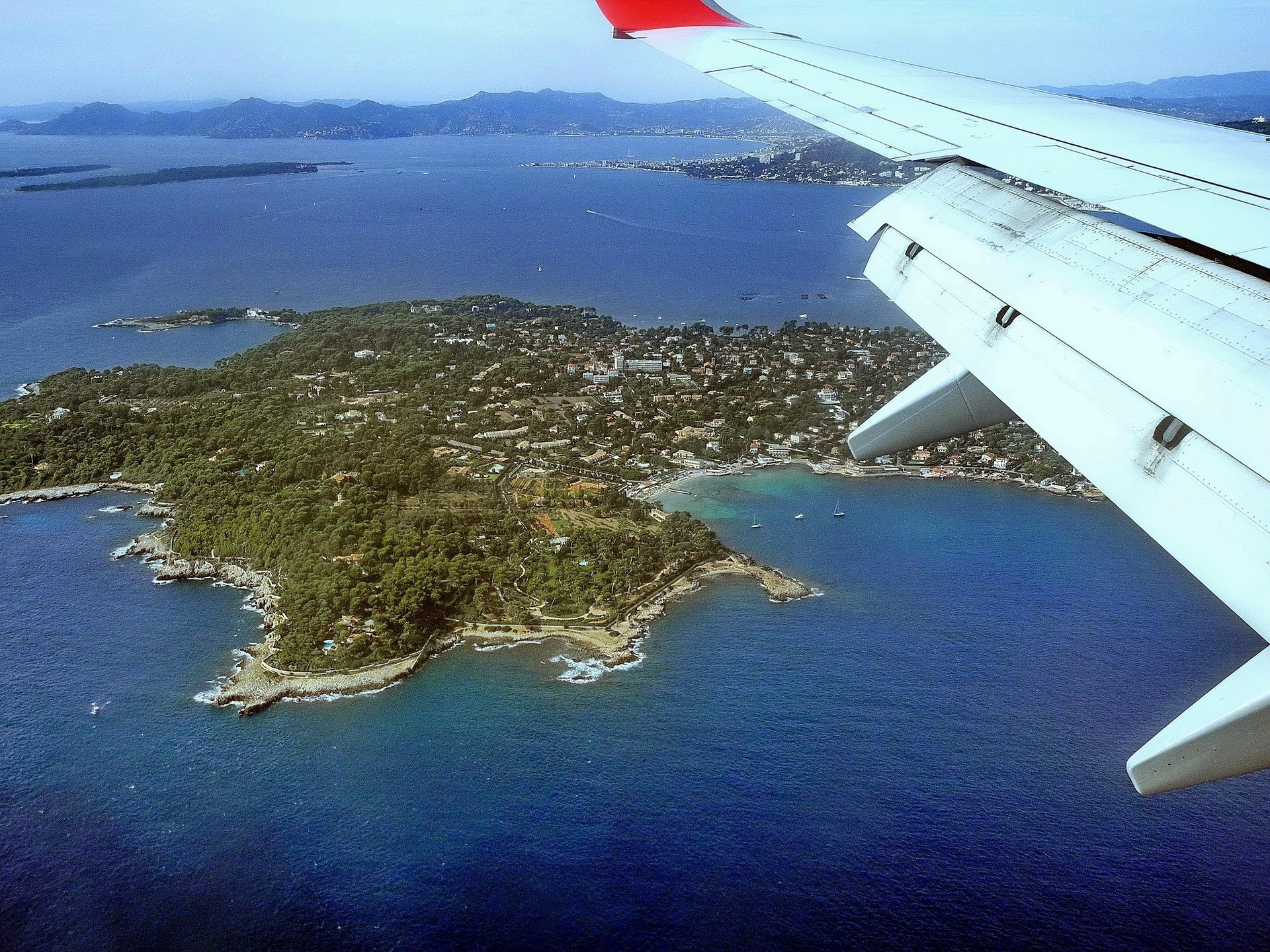 Le Cap d’Antibes vu du ciel, avec ses nombreux criques, son sentier du littoral et entouré par les eaux bleues de la Méditerranée