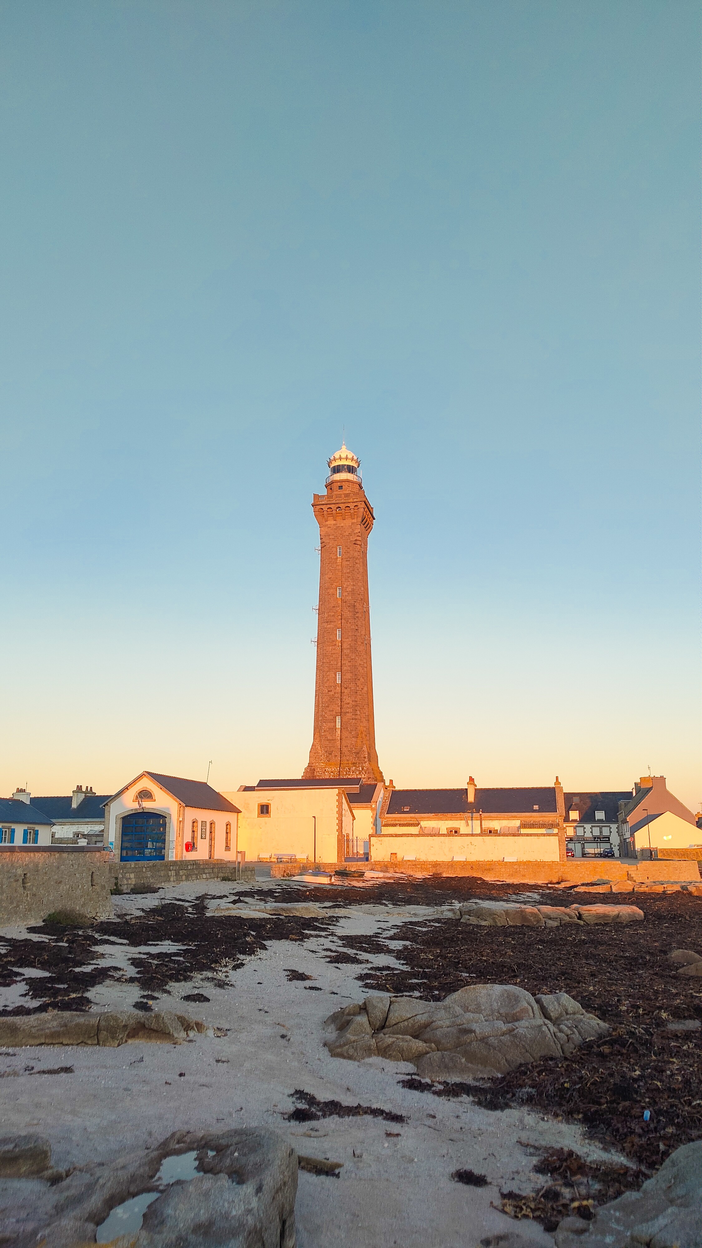 Phare de Penmarc’h au soleil couchant vu depuis la plage