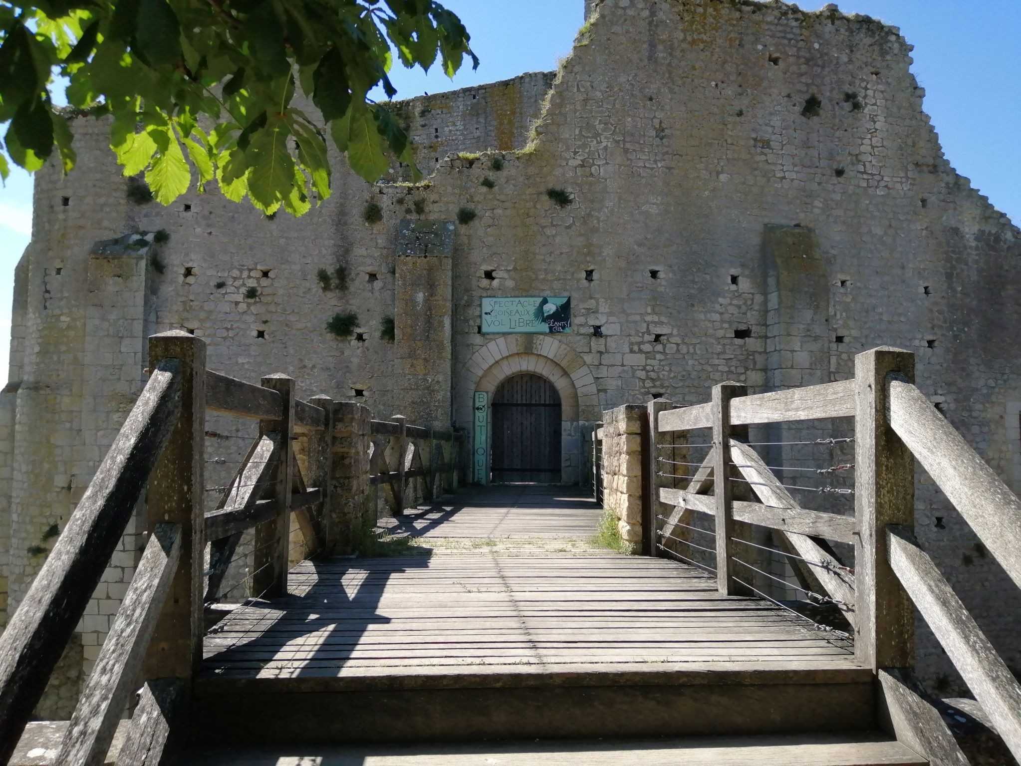 Passerelle d'accès en bois au château des Évêques