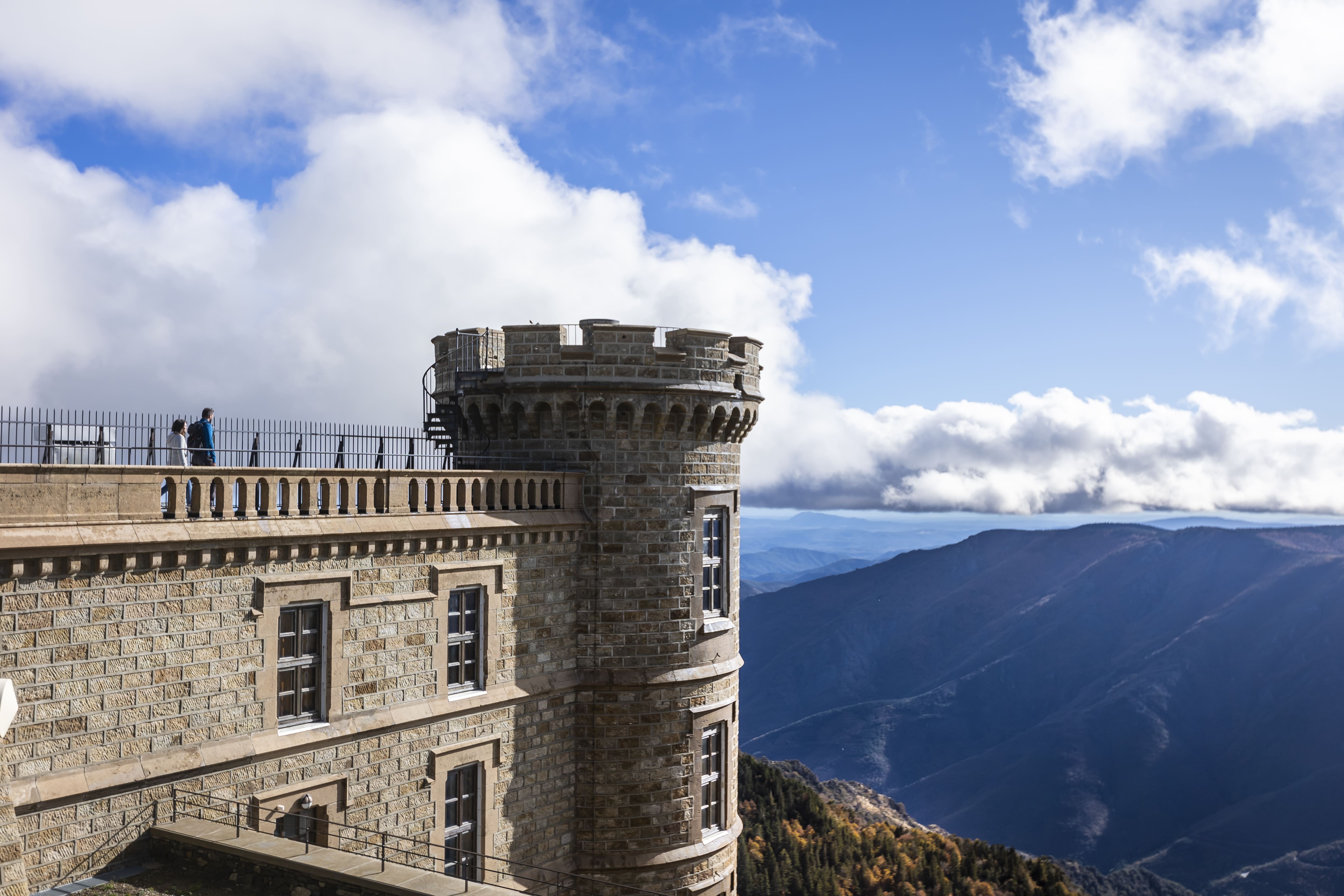 La tour en pierre du Climatographe du Mont Aigoual domine les vallées des Cévennes