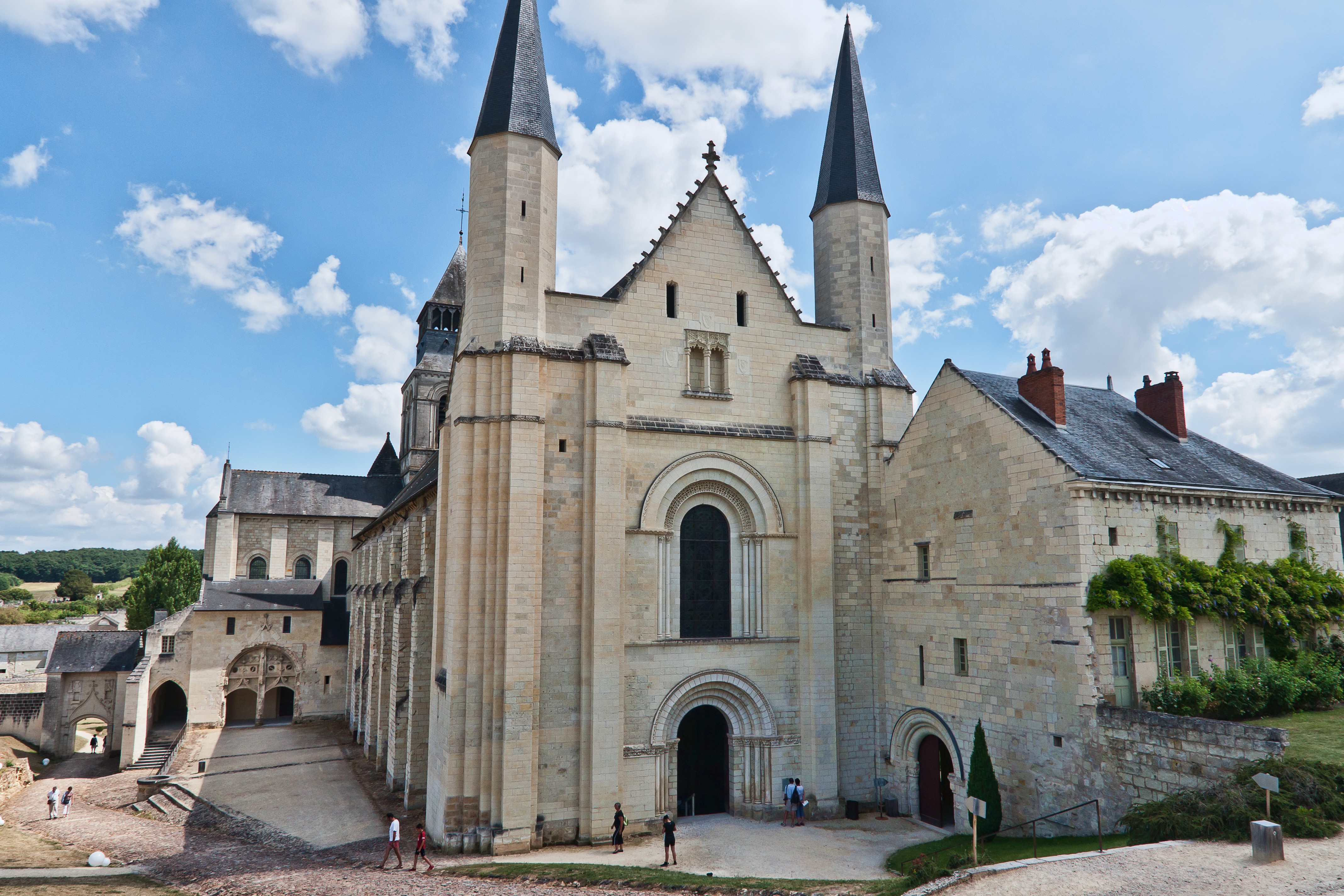 Abbaye Fontevraud, église Abbatiale, façade ouest.
