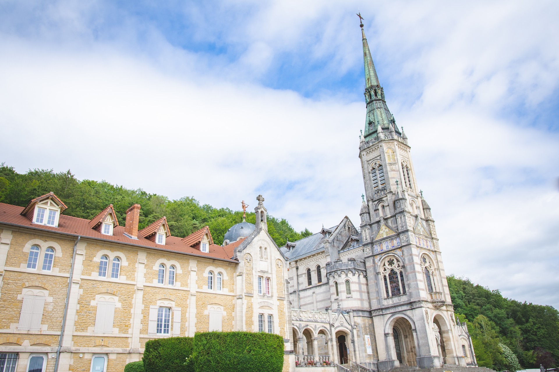 La basilique du Bois-Chenu de Domrémy-la-Pucelle et ses 5 cloches de volée, classée aux monuments historiques.