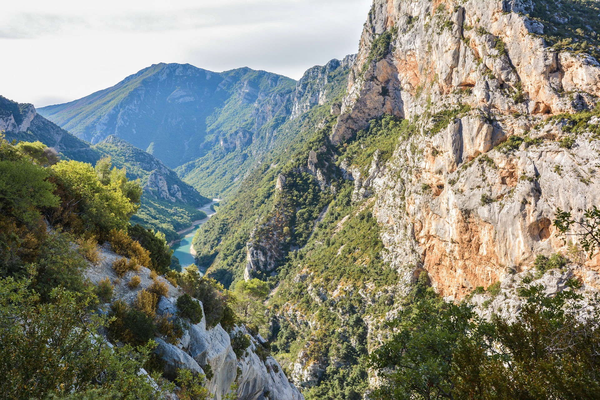 Depuis la route des Gorges du Verdon, vue sur la rivière qui serpente au milieu des falaises vertigineuses dans un écrin naturel