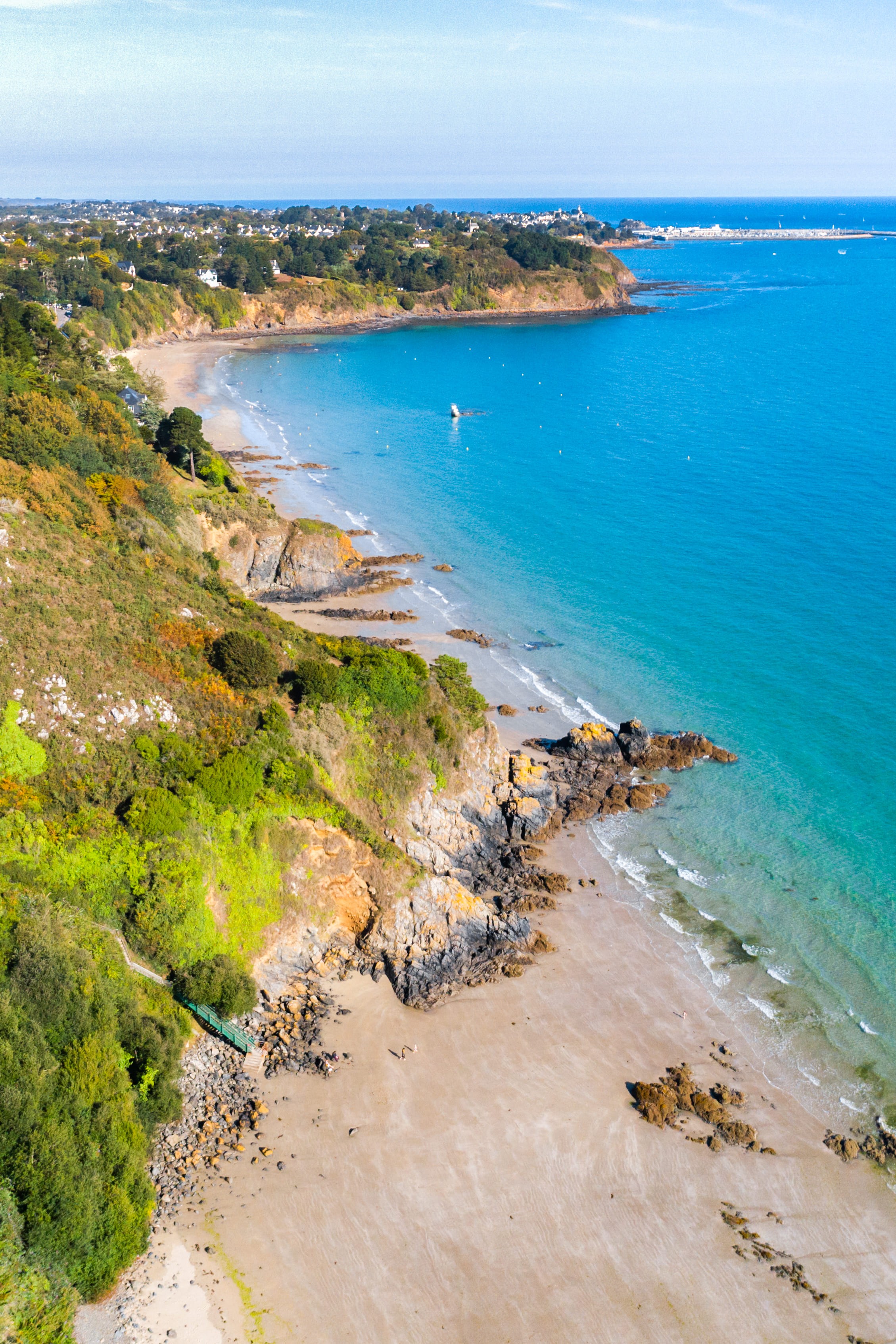 Vue de la côte de Binic jusqu’à la plage des Godelins Etables sur mer avec mer turquoise, plage et falaise