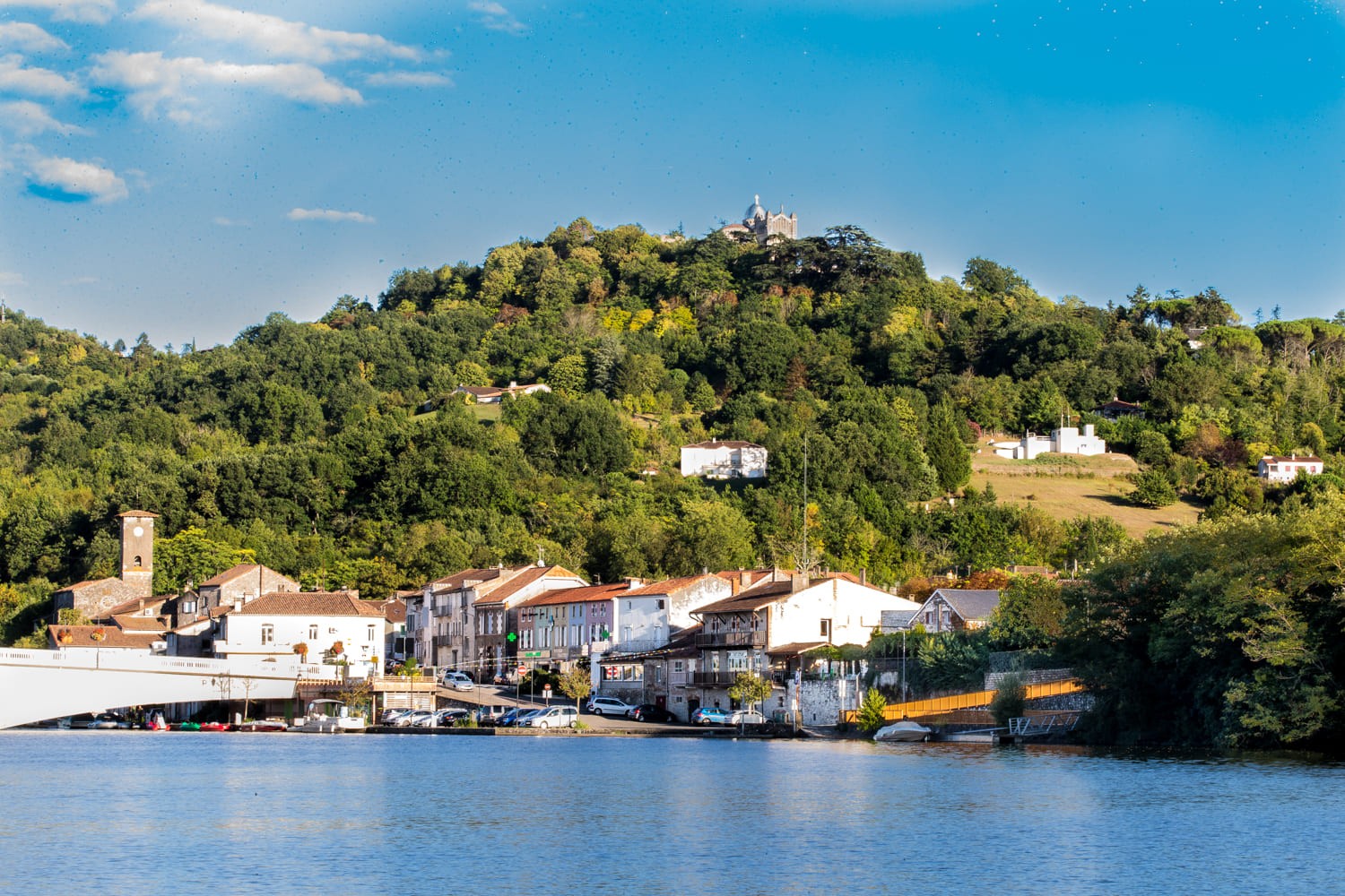 Le port de Penne d’Agenais vu depuis le Lot