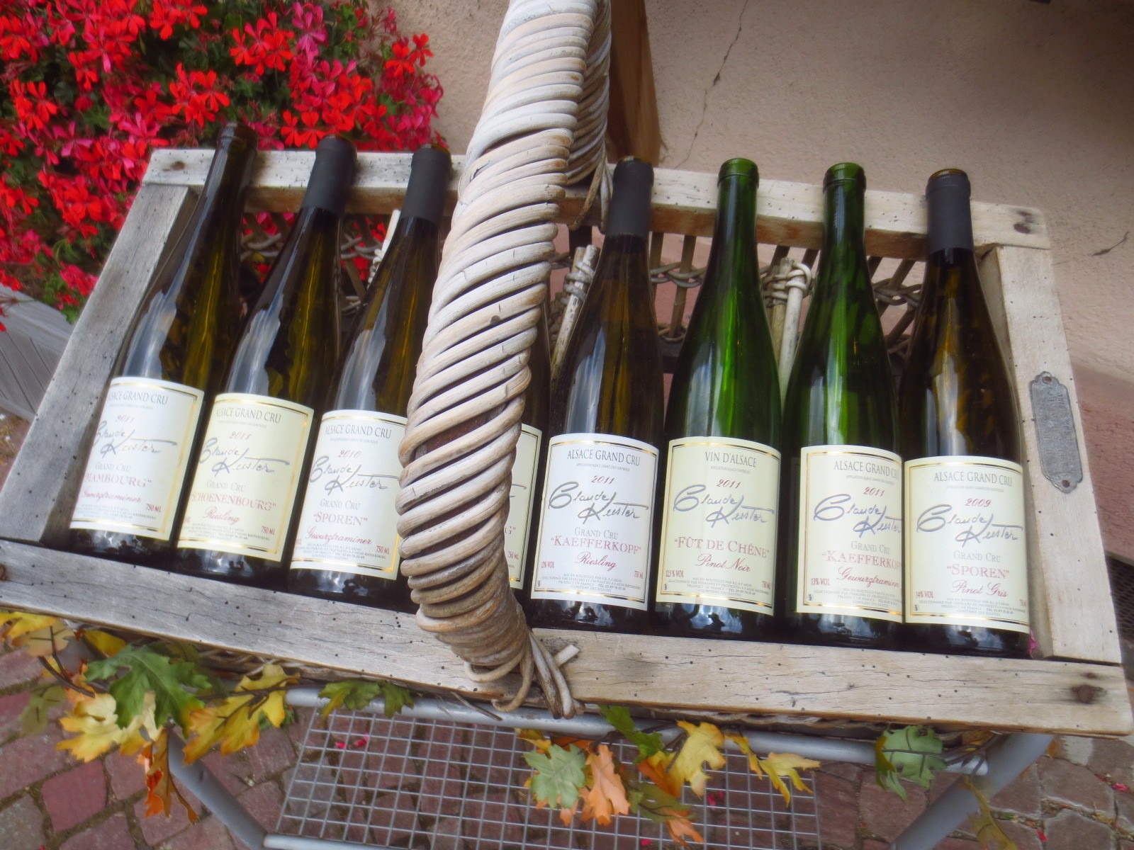 Panier rempli de bouteilles des différents cépages des vins d'Alsace à Kaysersberg