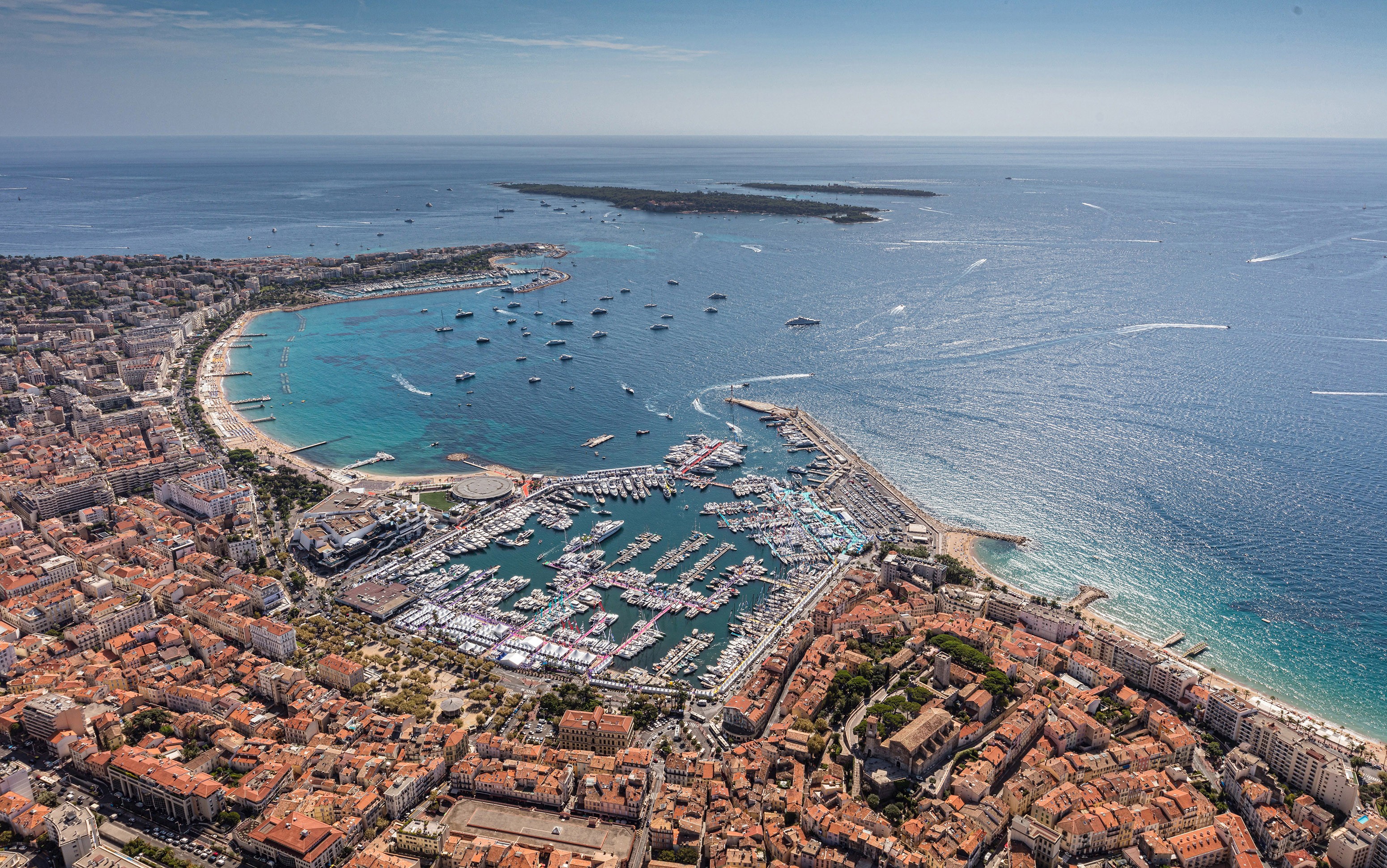 Vue aérienne panoramique des Îles de Lérins depuis Cannes et la pointe de la Croisette sous un soleil d’été