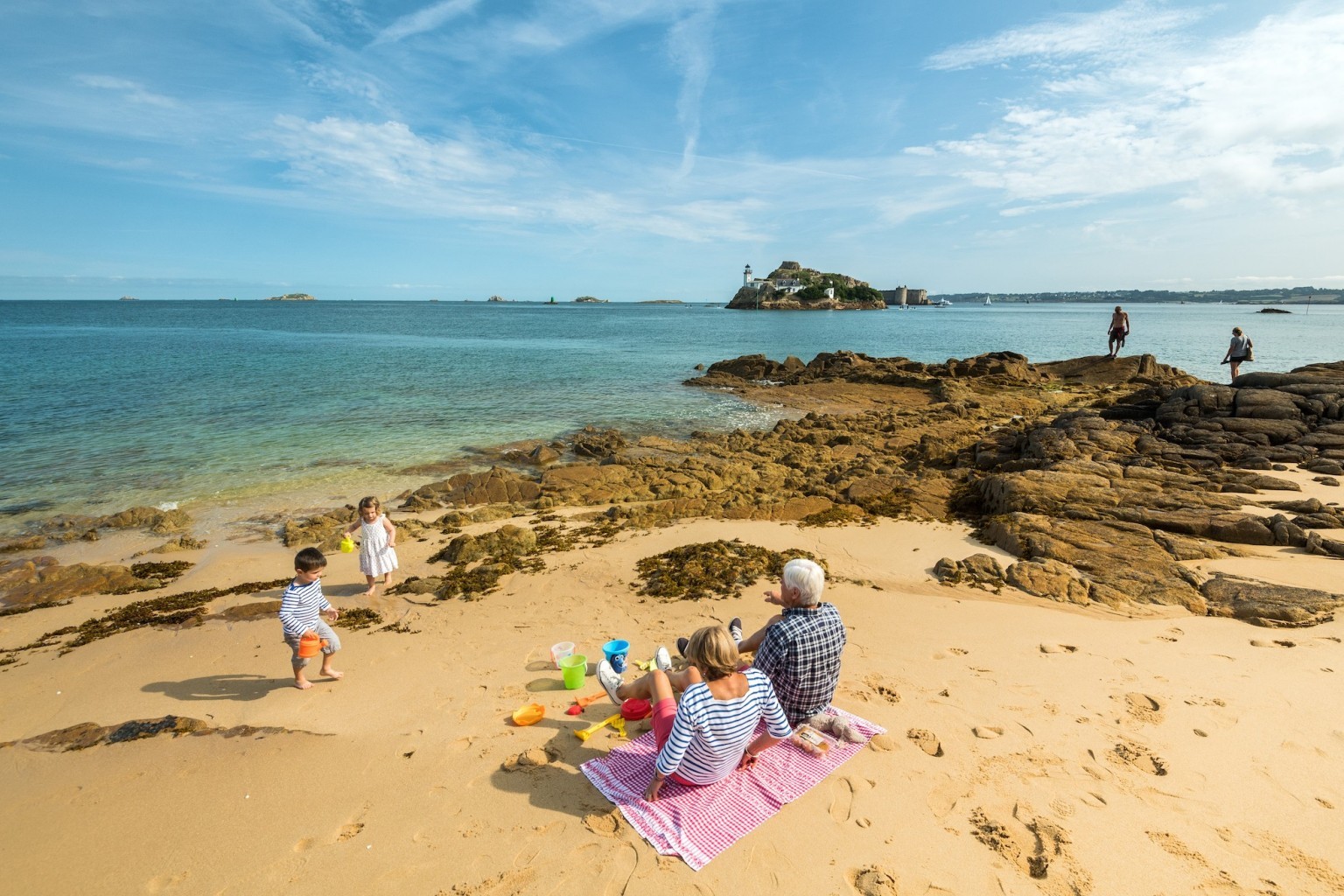 famille sur la plage de Tahiti avec vue sur l'île Louët et le château du Taureau en baie de Morlaix, à Carantec