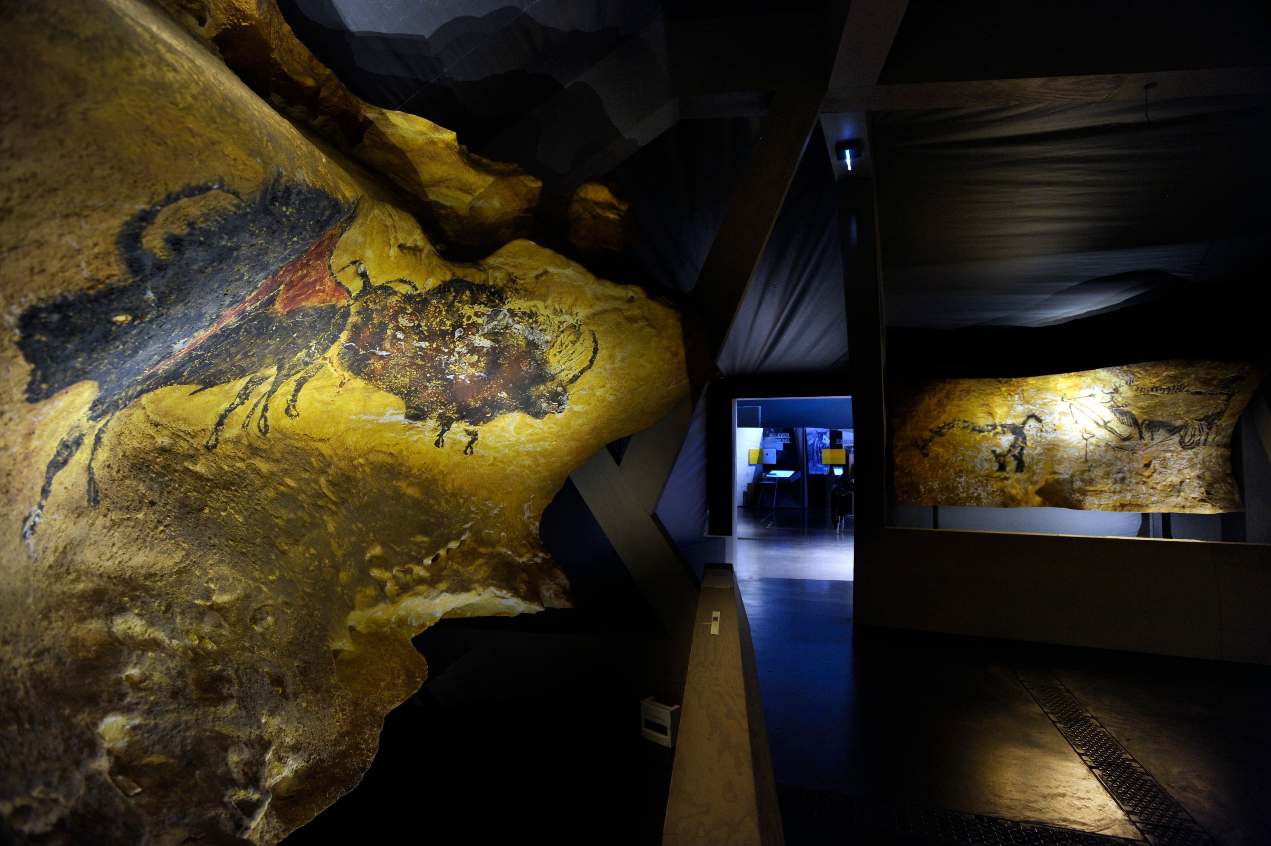 Une grande roche avec une peinture dessus, Grotte de Lascaux.