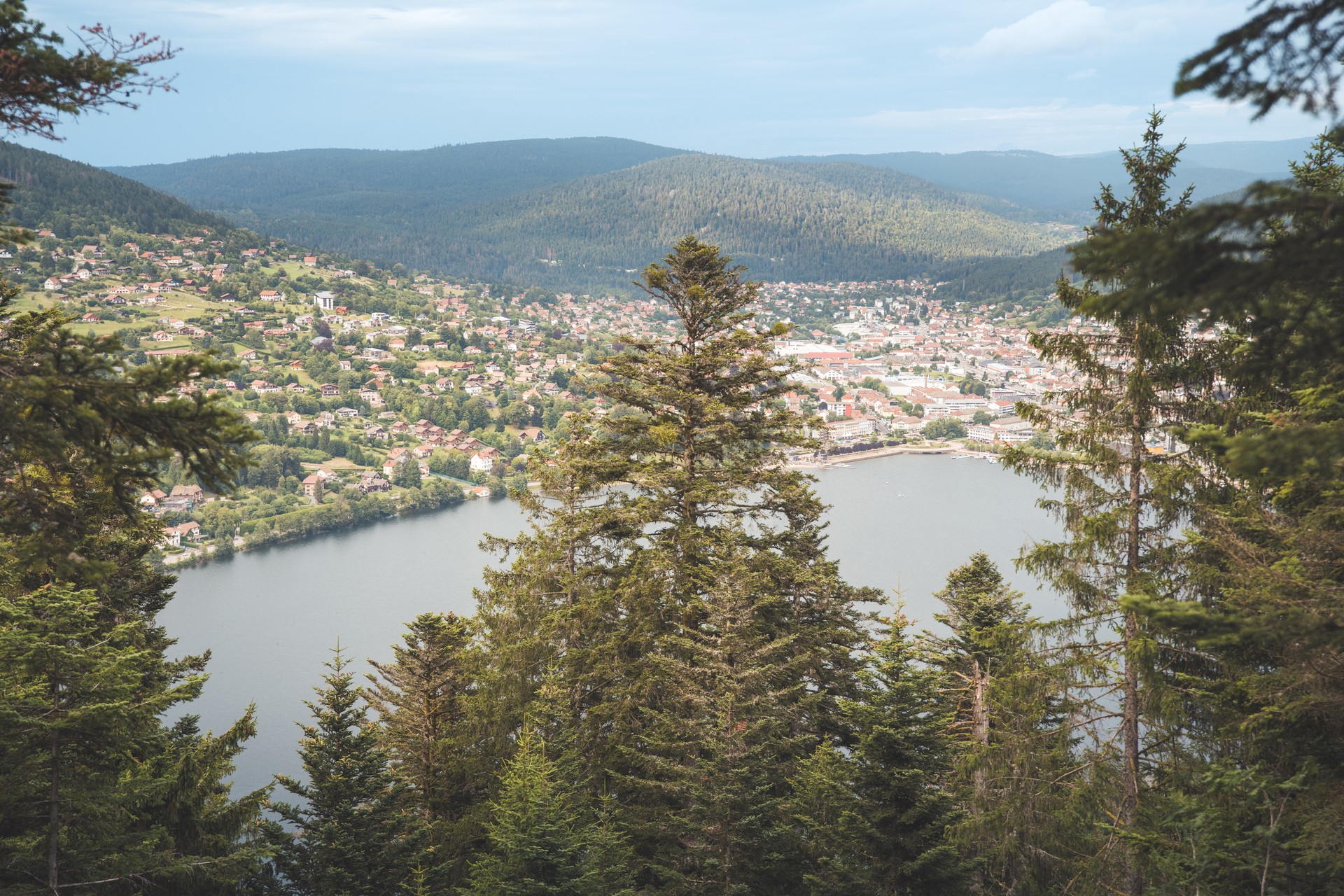Vue sur le lac de Gérardmer dans les Vosges depuis le haut de la Tour Mérelle. / ©ART GE - Pierre Defontaine