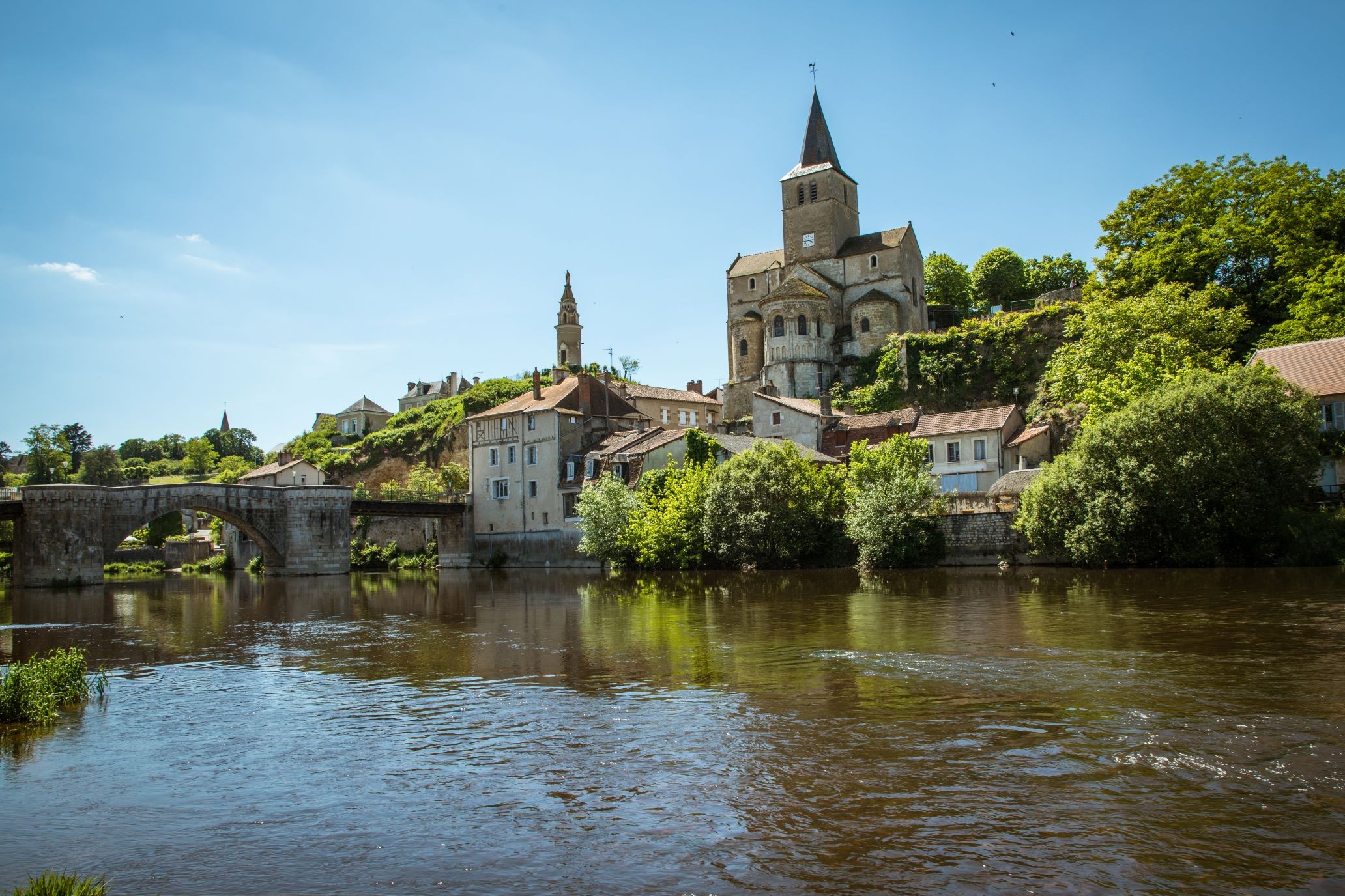 Vue panoramique de la rive de La Gartempe de la cité de l'écrit et des métiers du livre Montmorillon, avec l'église Notre Dame de Montmorillon perché