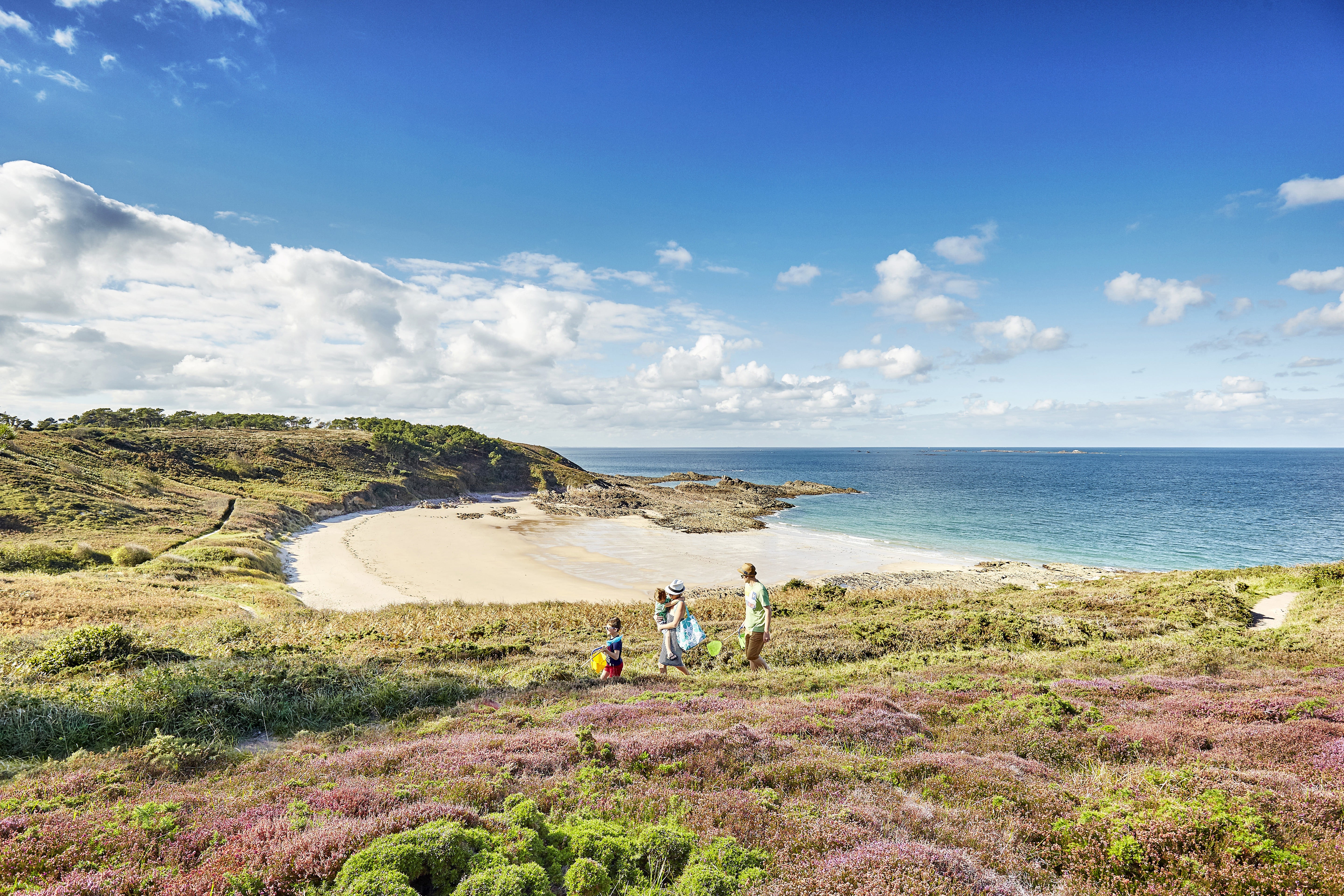 Sortie à la plage sauvage du Portuais en Famille sur le Cap d’Erquy avec ciel bleu 