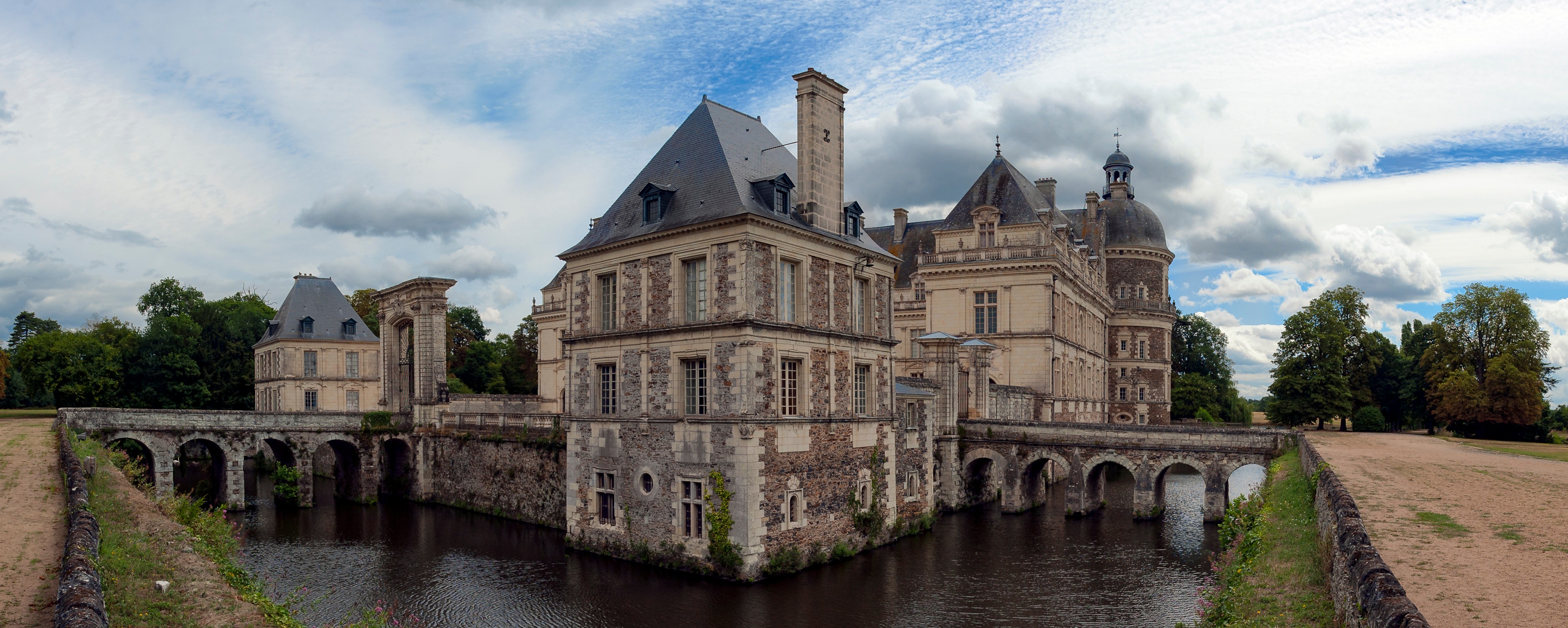 Vue sur le Château de Serrant et ses douves en eau