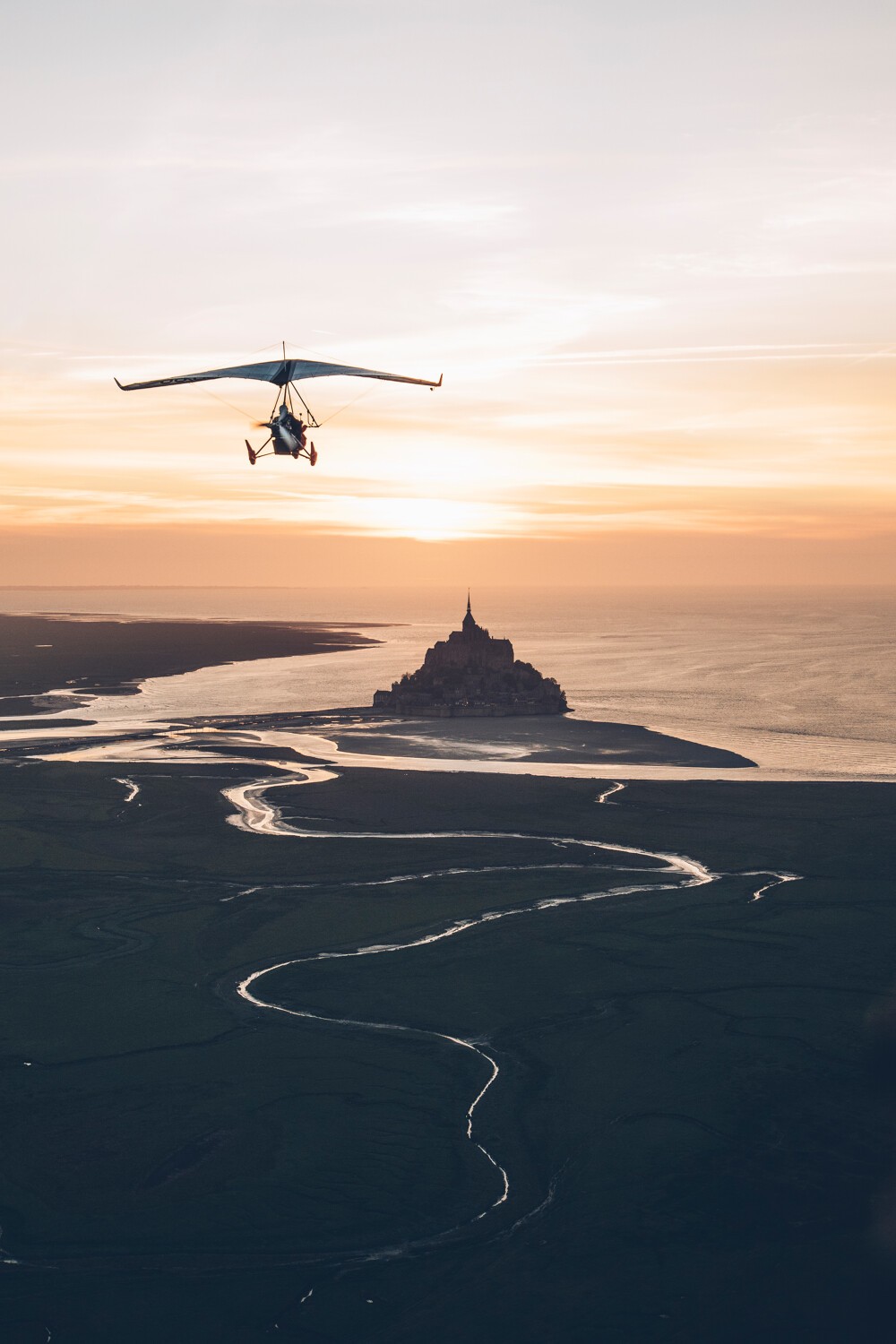 Survol de la baie du Mont Saint-Michel en ULM au soleil couchant