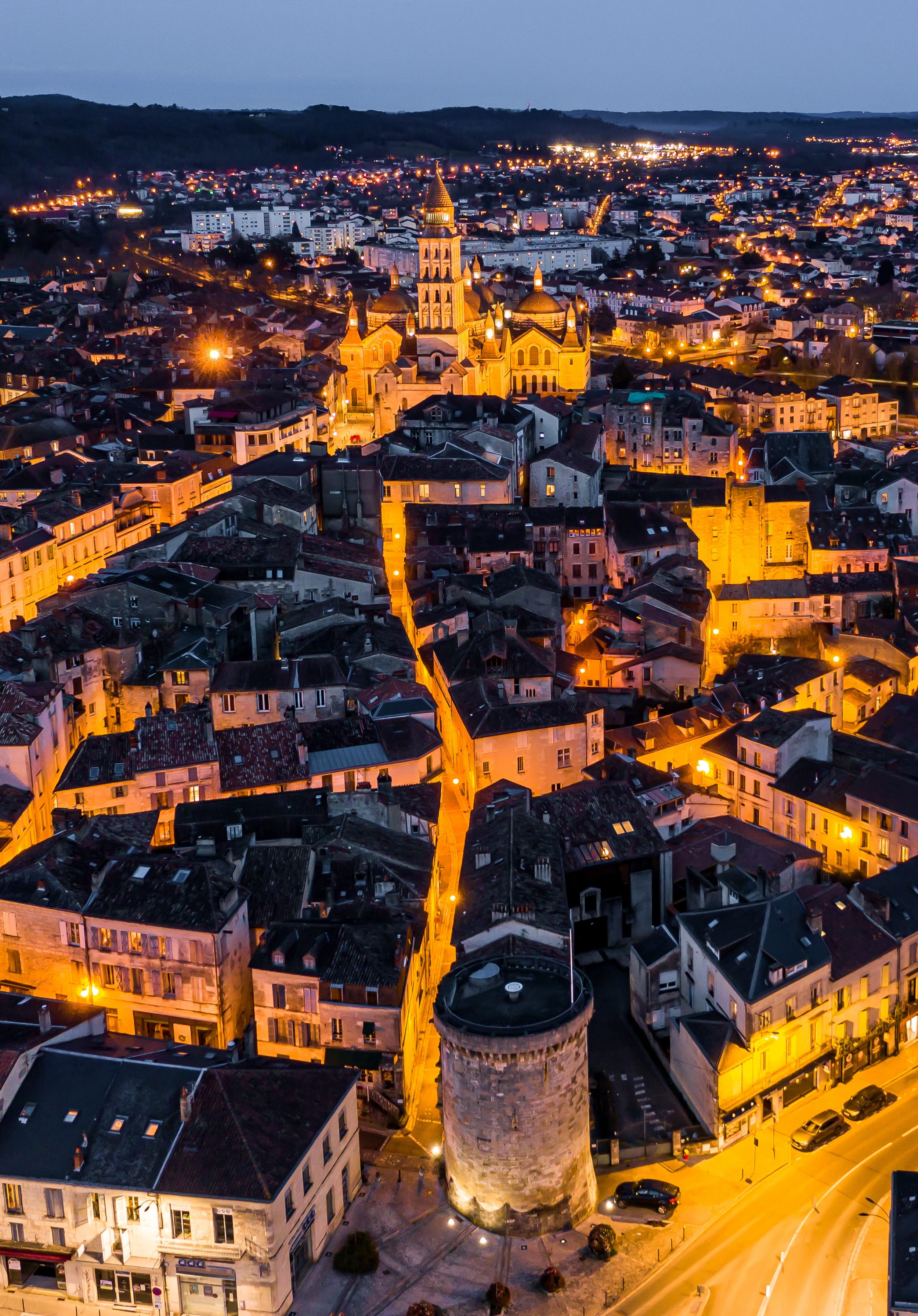 Ville de Périgueux illuminée mettant en avant ses ruelles médiévales et son charme pittoresque
