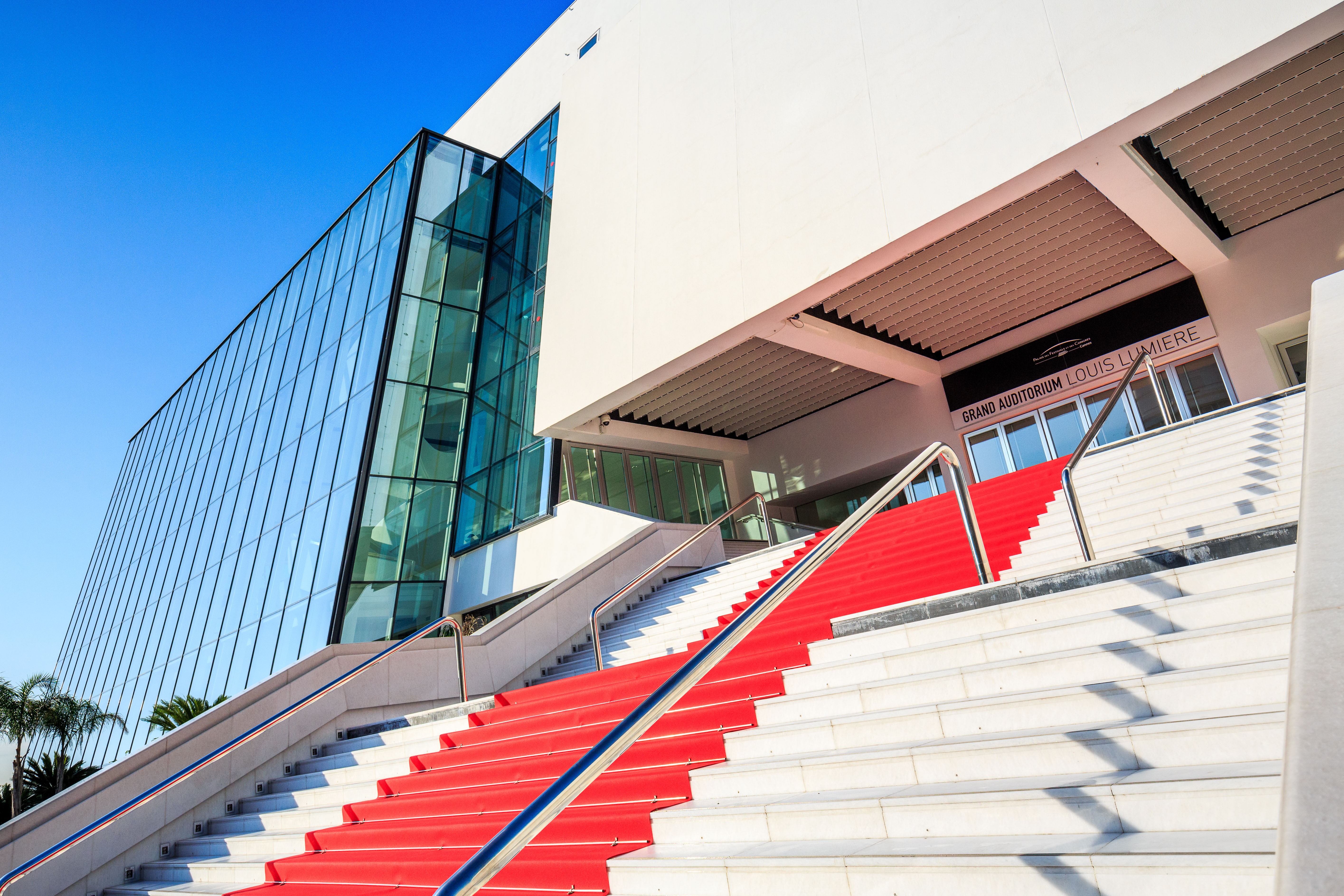 Les escaliers et le tapis rouge du célèbre Palais des Festivals de Cannes sous un ciel bleu azur
