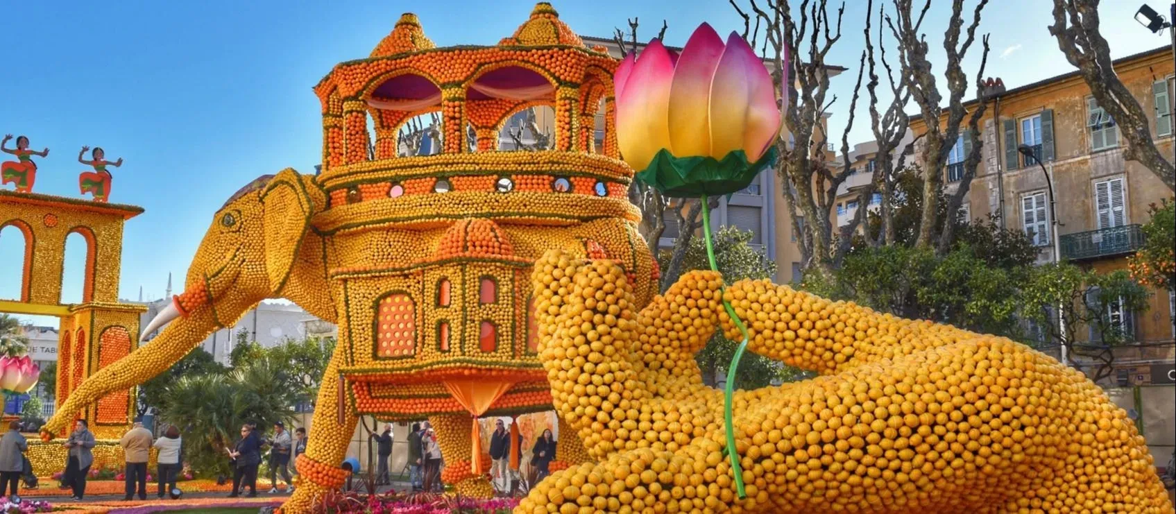 Sculpture d'un éléphant en agrumes avec un lotus géant, présentée à la Fête du Citron à Menton.