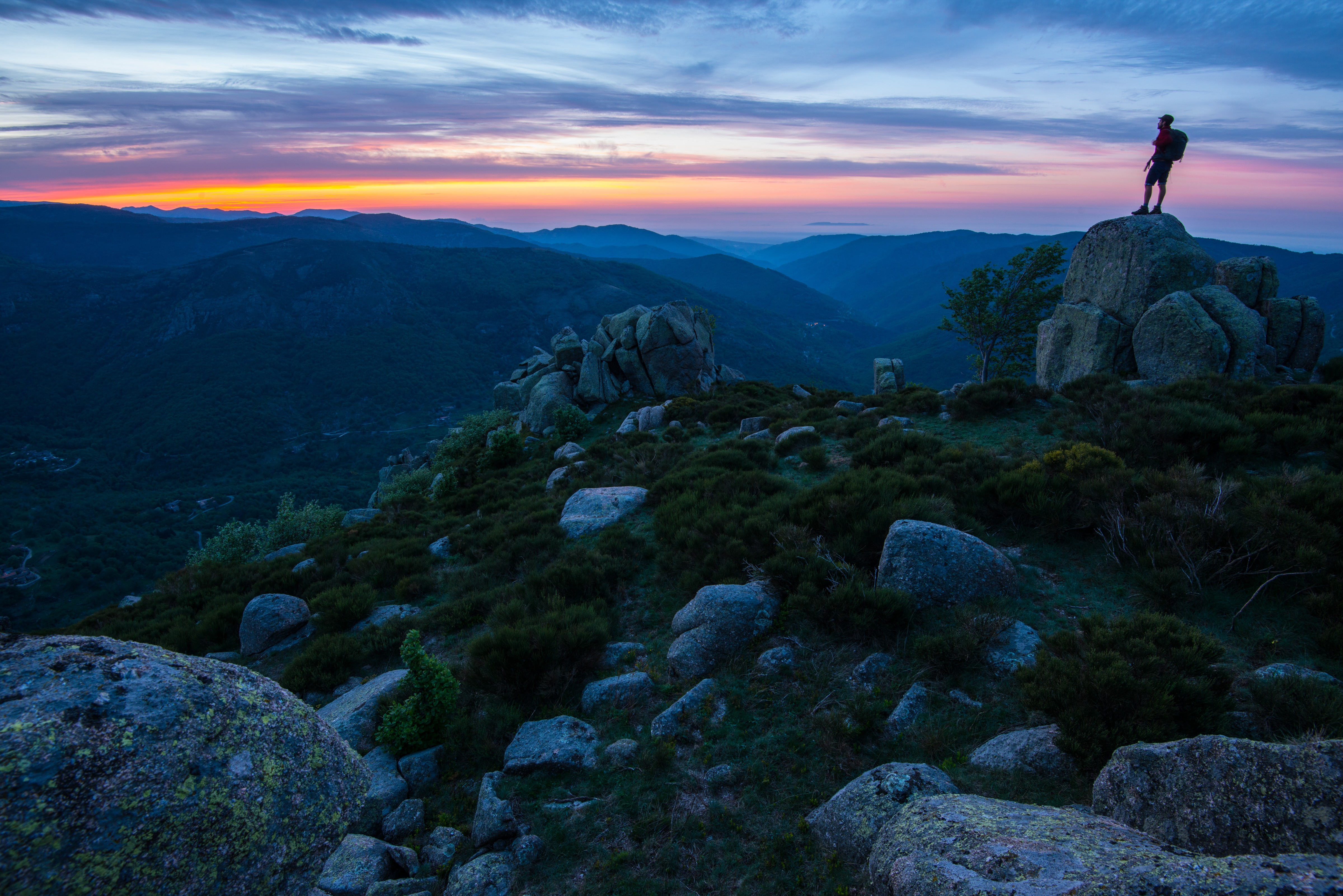 Randonneur profitant du coucher de soleil sur les montagnes ardéchoises - vue à couper le souffle