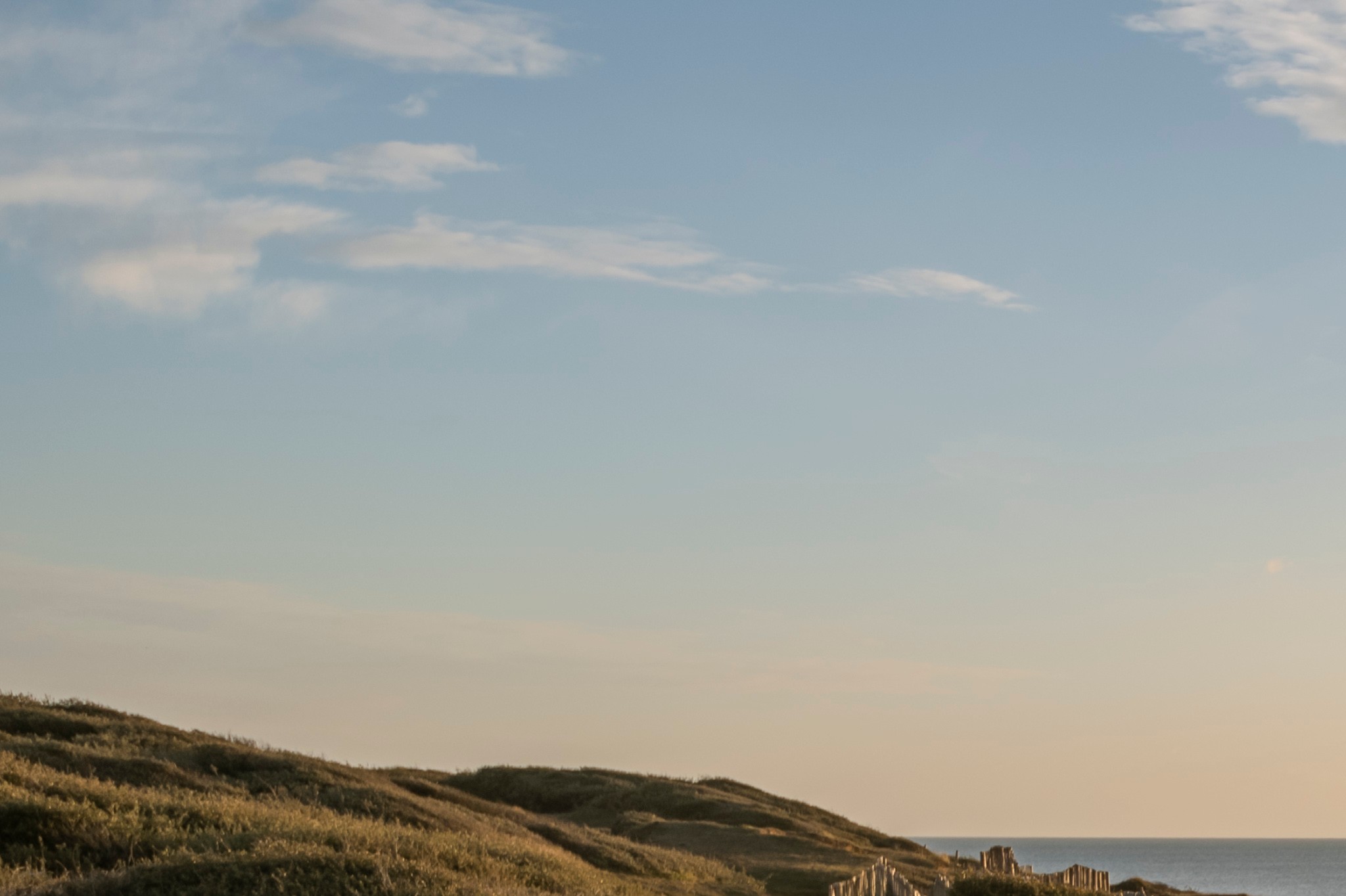 Sentier de randonnée en pleine nature le long de la mer au coucher du soleil
