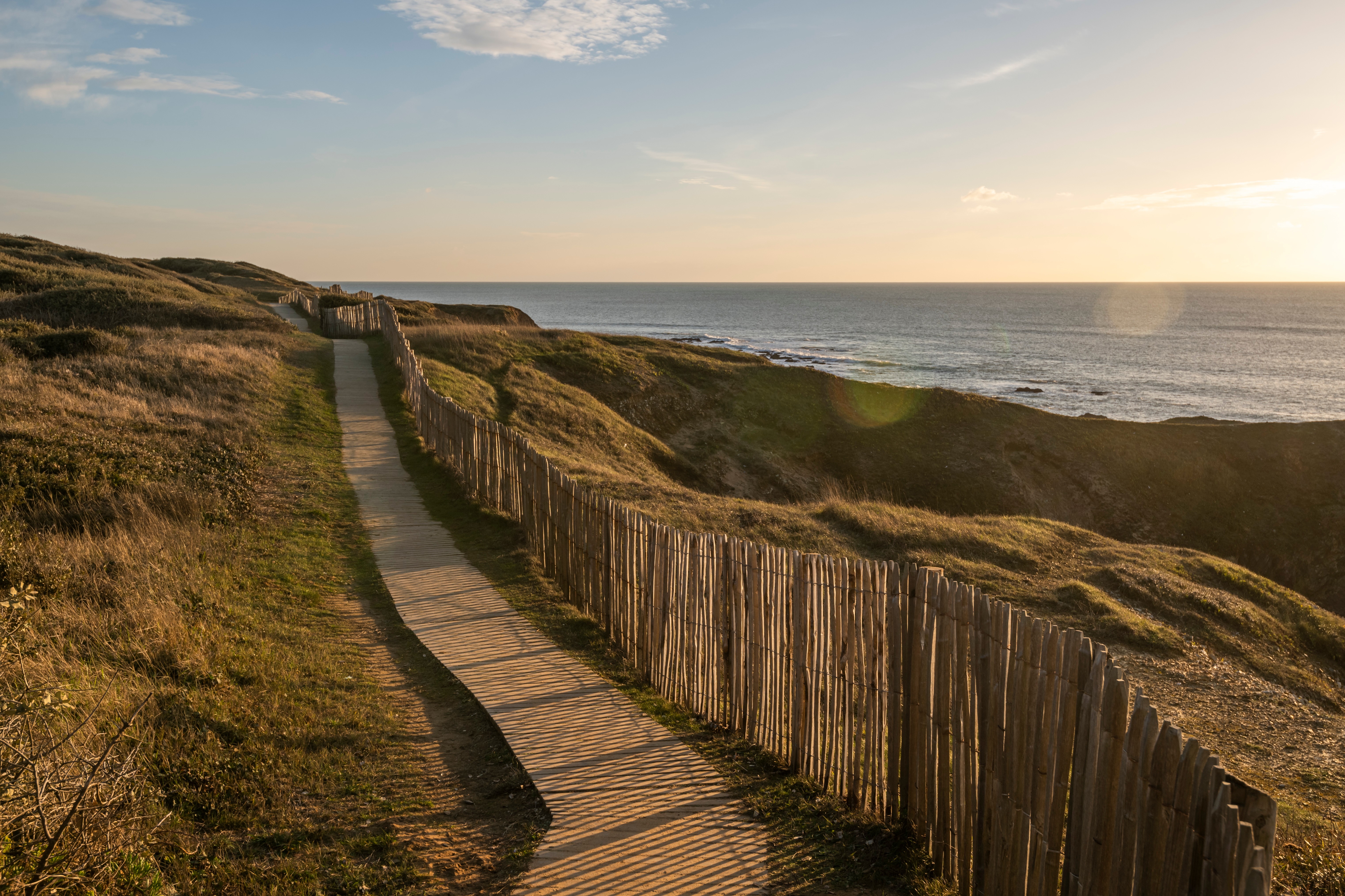 Sentier de randonnée en pleine nature le long de la mer au coucher du soleil