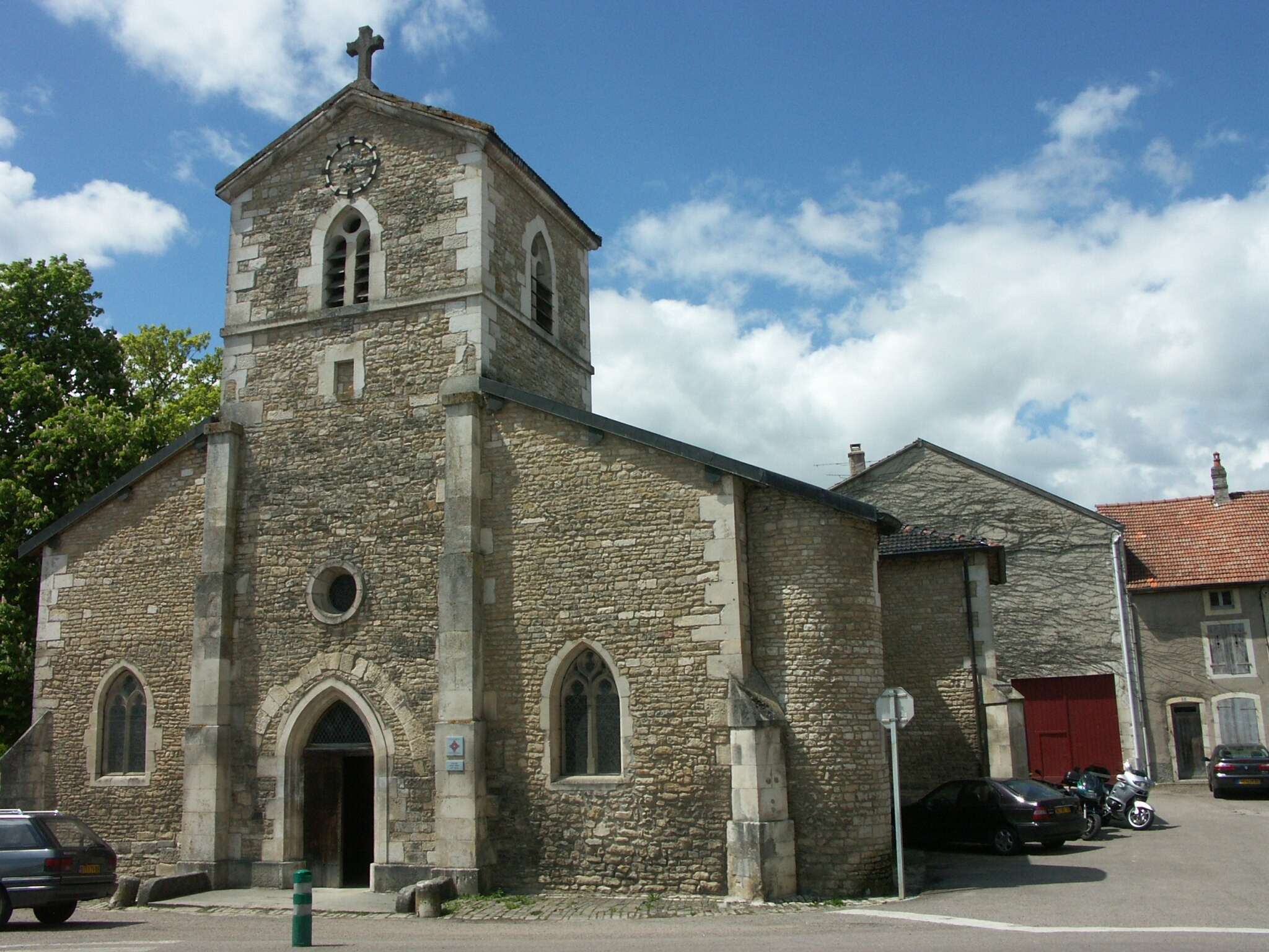 L’Eglise Saint Remi construite toute en pierre avec sa croix en haut.