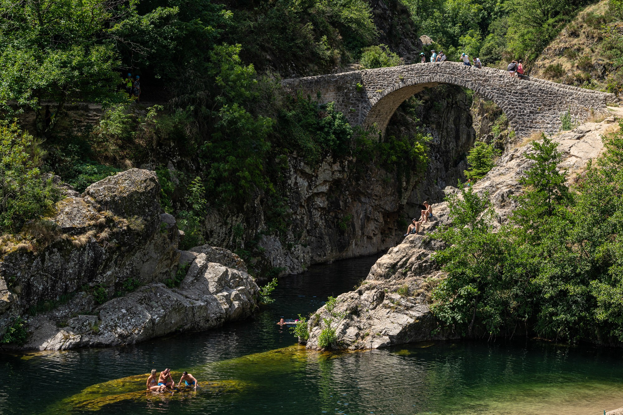 Le pont du Diable, lieu de baignade et de balade emblématique dans les montagnes ardéchoises sur la commune de thueyts