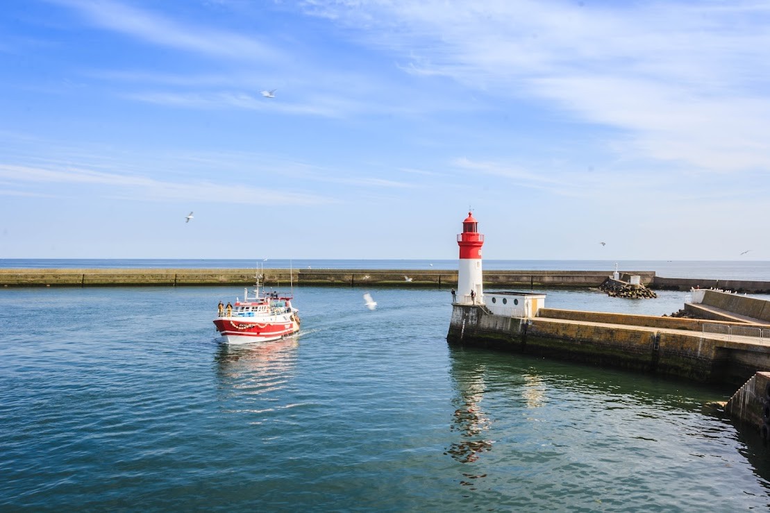 arrivée des bateaux au Guilvinec avec ciel bleu